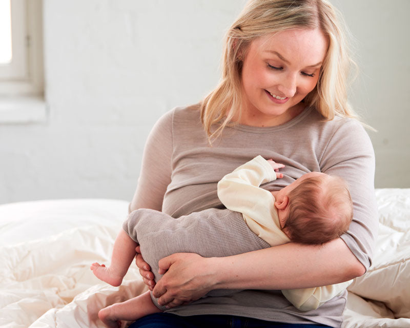 Äiti imettää vauvaa, päällään Ruskovillan merinovillainen imetyspaita