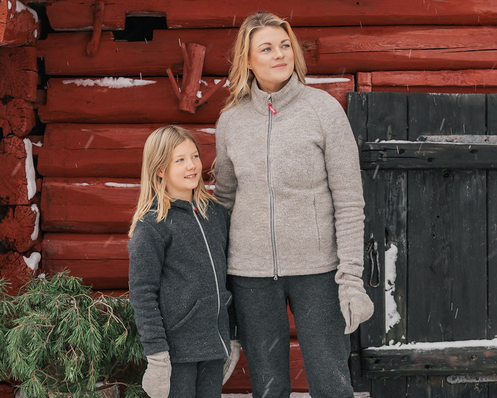 Ruskovilla naisten villafleecetakki greige ja lasten villafleecetakki hupulla antrasiitti