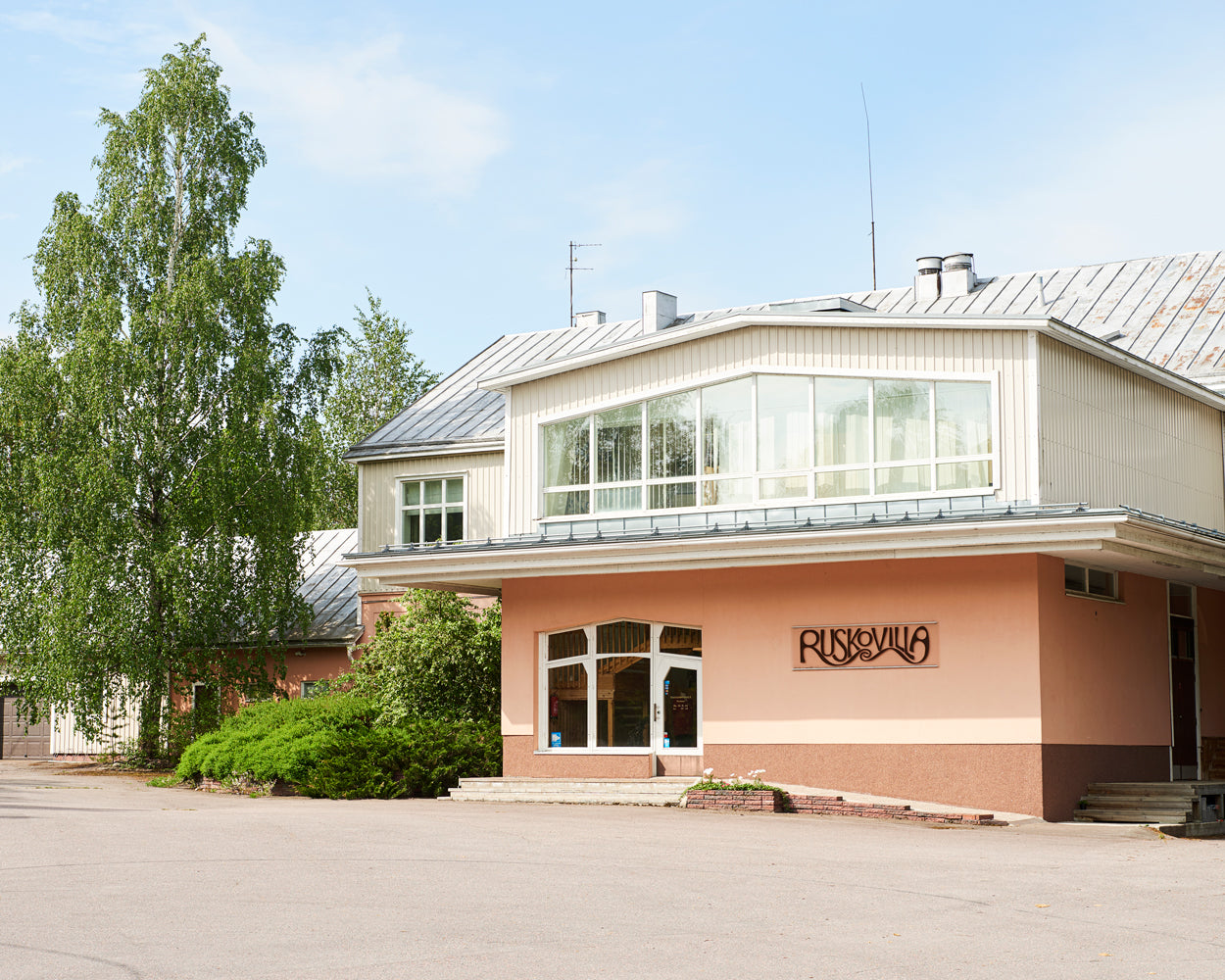 Ruskovillan ompelimo, tehtaanmyymälä ja toimisto sijaitsevat Artjärven Vanhassa Meijerissä.