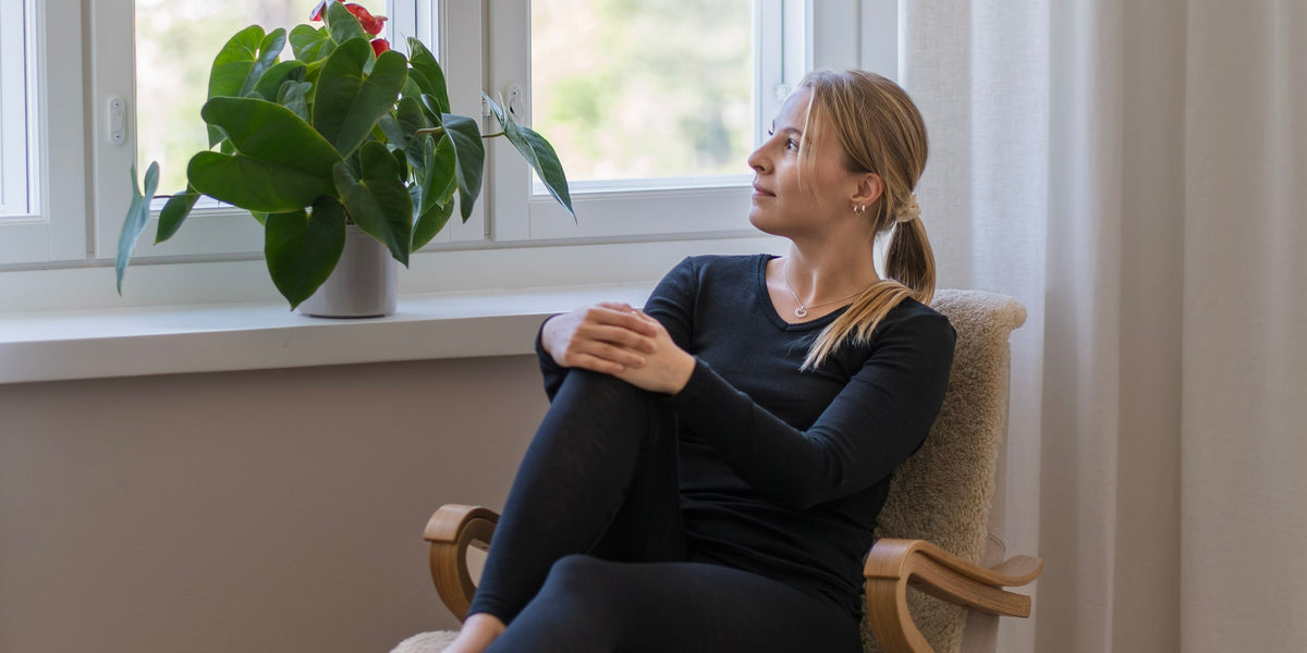 Ruskovilla naisten musta pitkähihainen aluspaita V-kaula-aukolla ja mustat kerrastohousut silkkivillaa