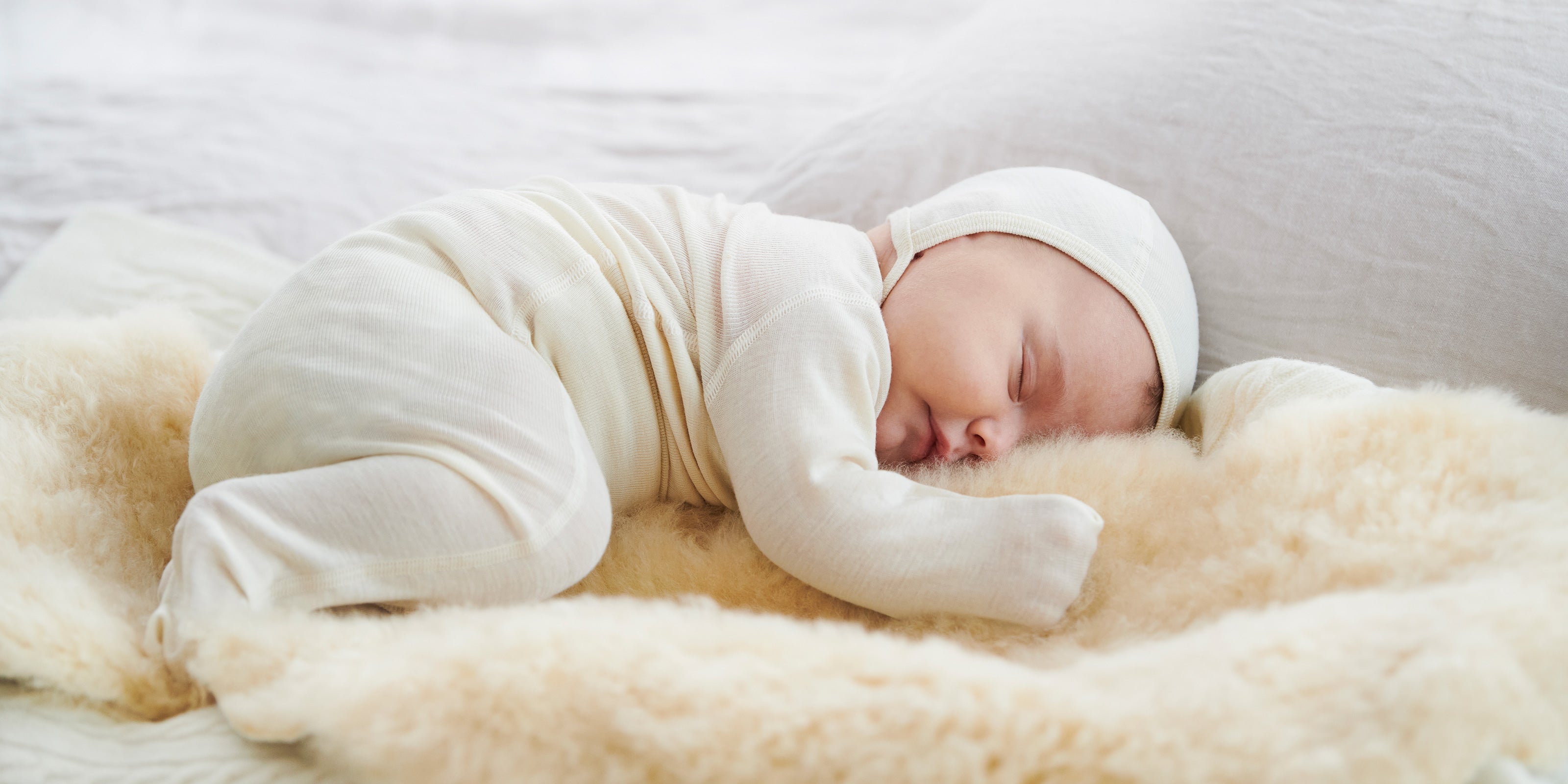 Vauvan paita, housut ja myssy silkkivillaa, lampaantalja hunaja