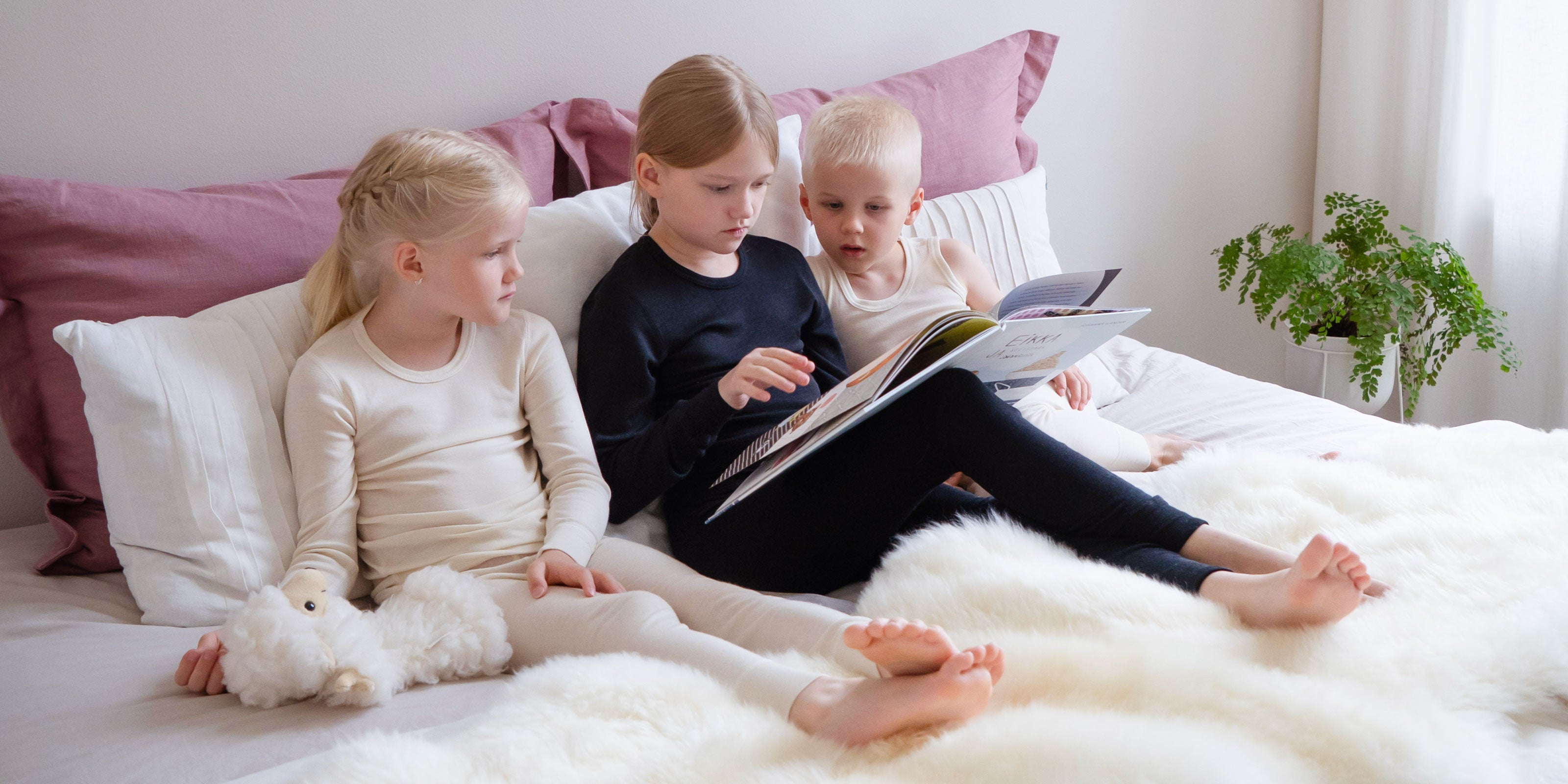 Lasten silkkivillakerrastot mustana ja valkoisena