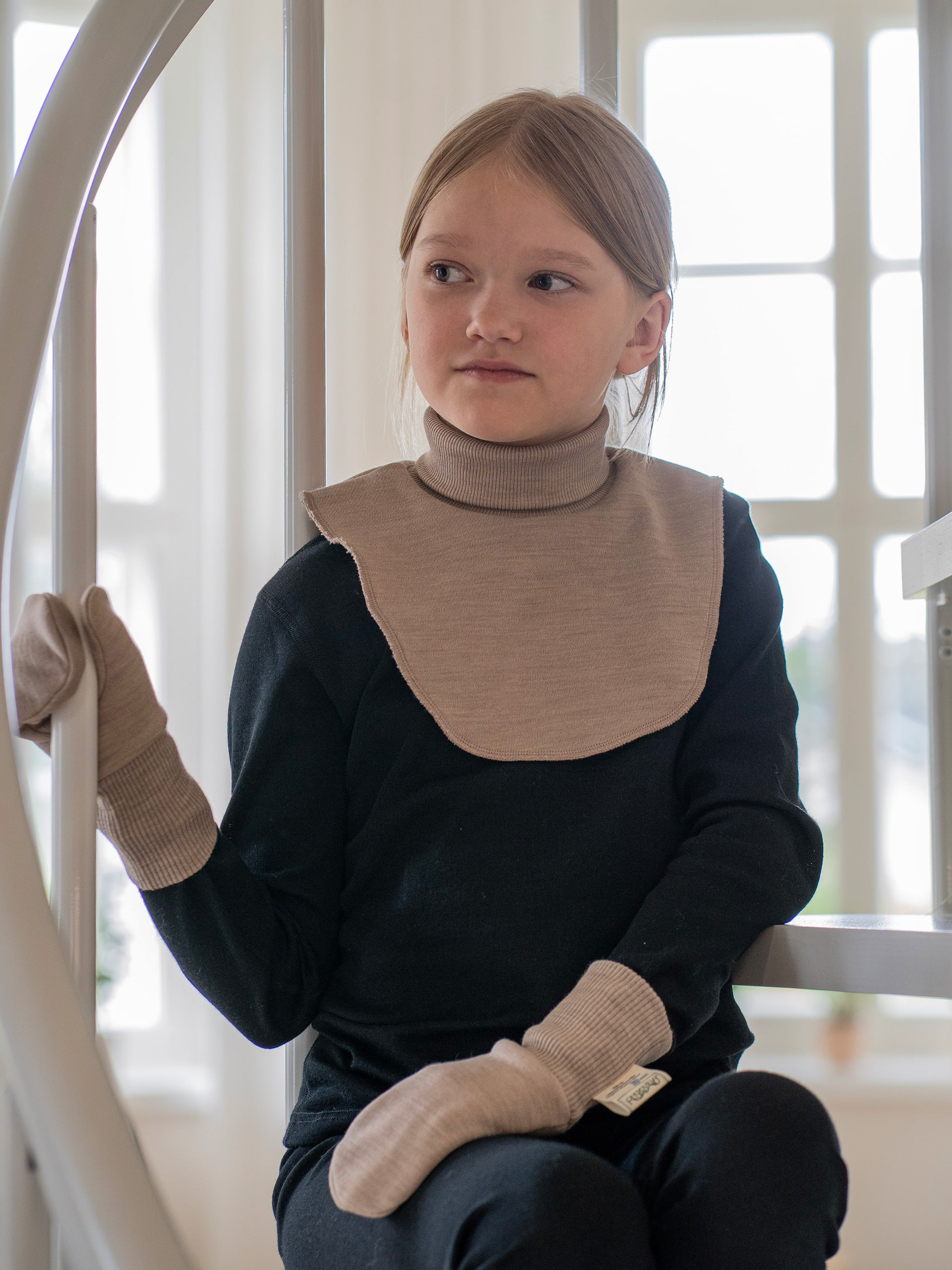 Ruskovilla lasten kauluri ja lapaset luomumerinovillaa