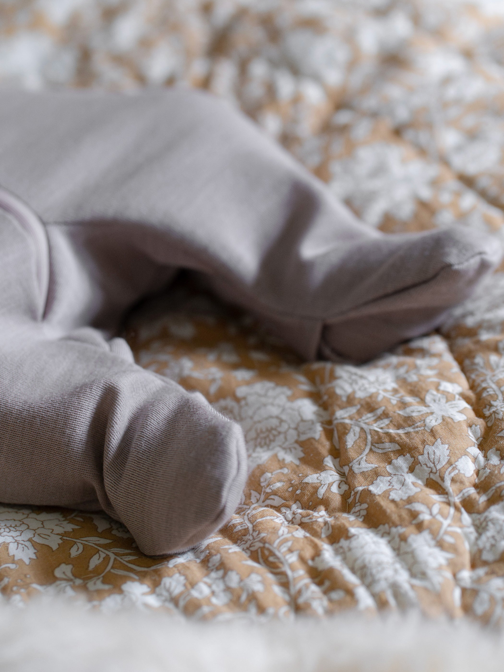 Vauvan villahaalarissa on käännettävät lahkeensuut