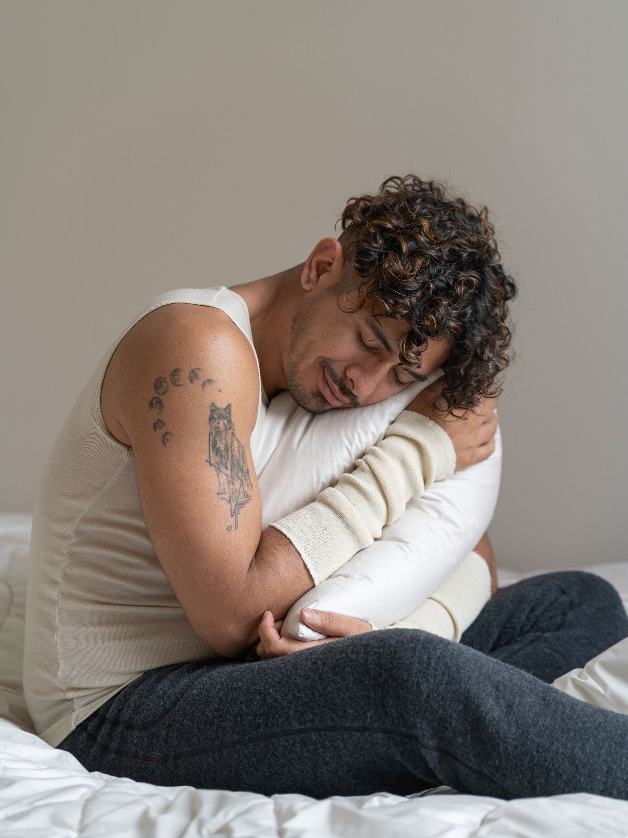 Ruskovilla ranteenlämmittimet merinovillaa, hirssiakanatyyny, villafleecehousut ja Metsä-aluspaita