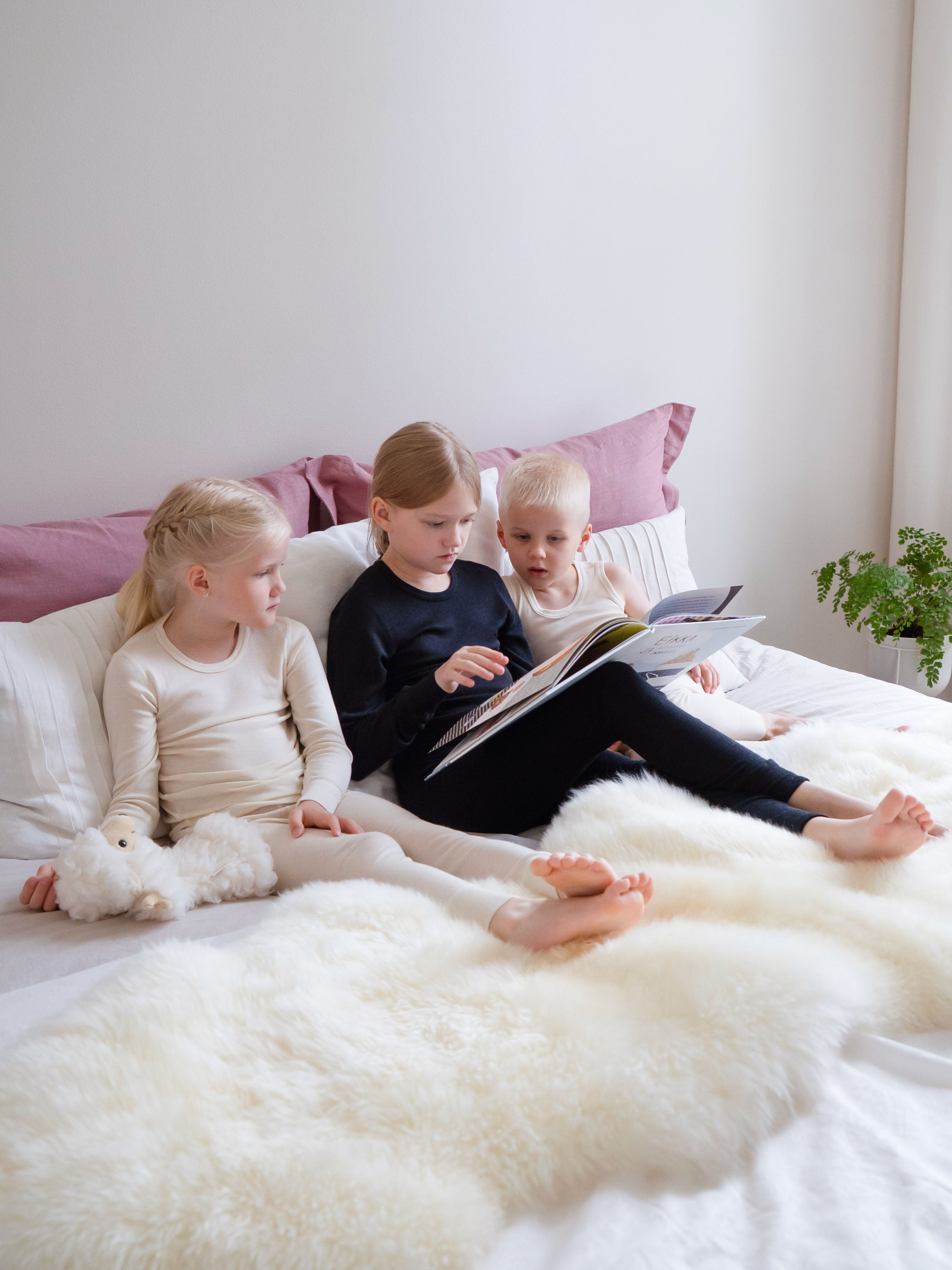 Ruskovilla lasten silkkivilla kerrasto musta ja valkoinen
