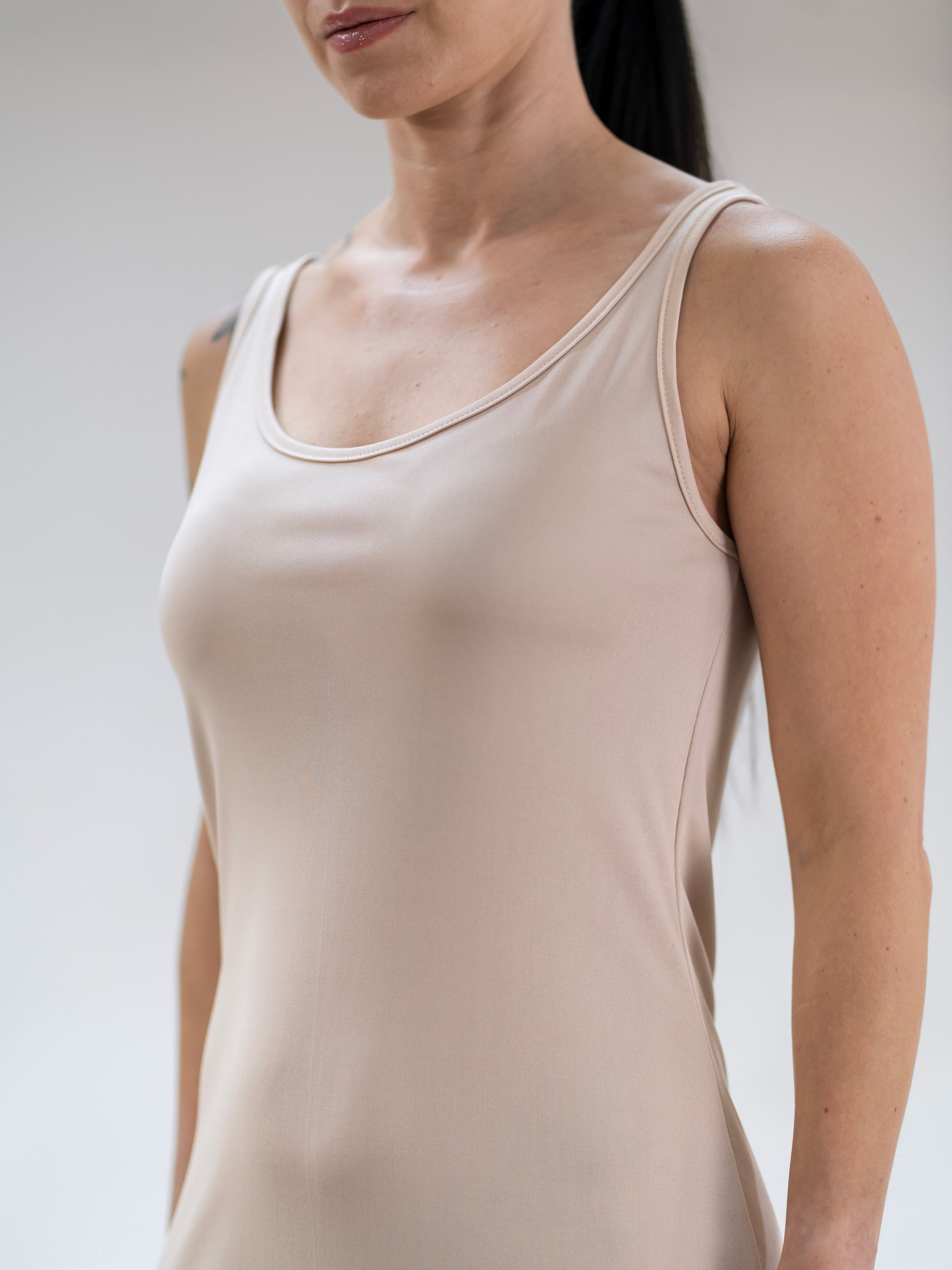 Ruskovilla naisten hihaton silkki alusmekko, puuter, yksityiskohta