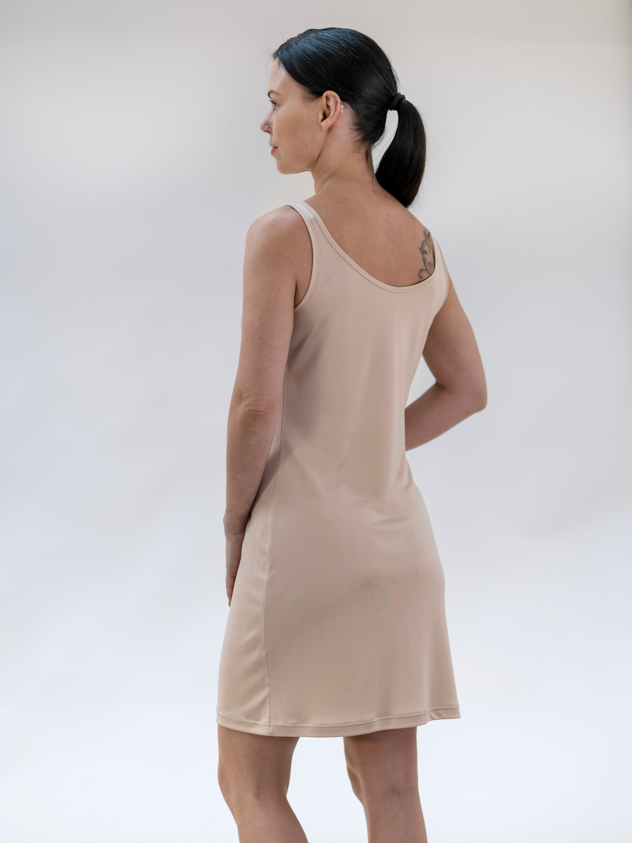 Ruskovilla naisten alusmekko 100% silkkiä, puuteri, takaa