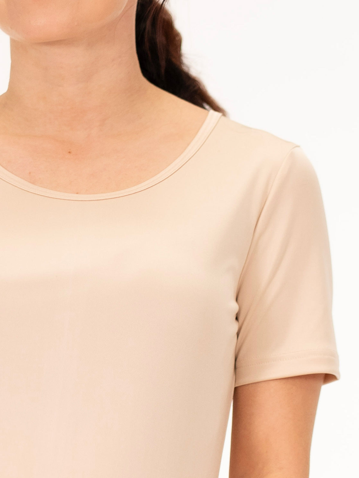 Lähikuva Ruskovillan silkki alusmekosta, puuteri