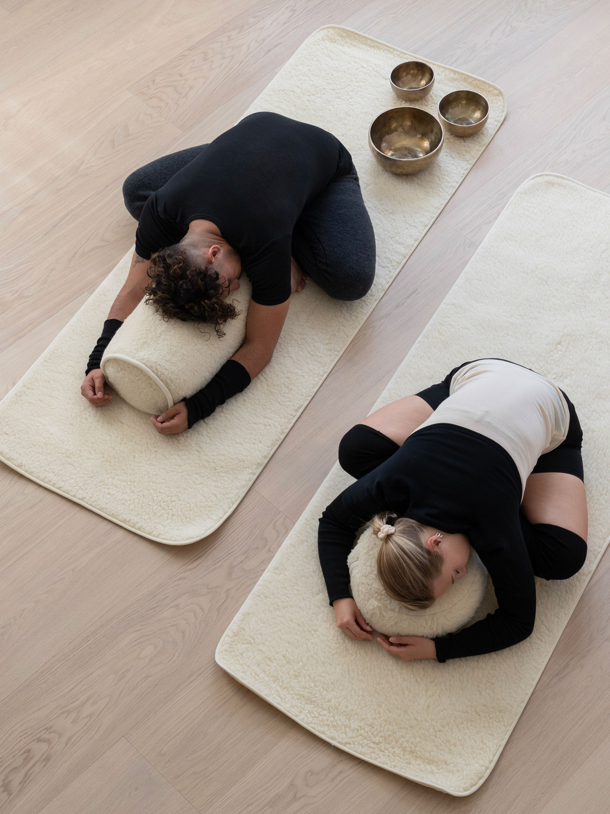 Ruskovilla joogamatto, joogatyyny ja joogabolsteri merinovillaa. Ruskovillan merinovillaiset kohdelämmittimet.