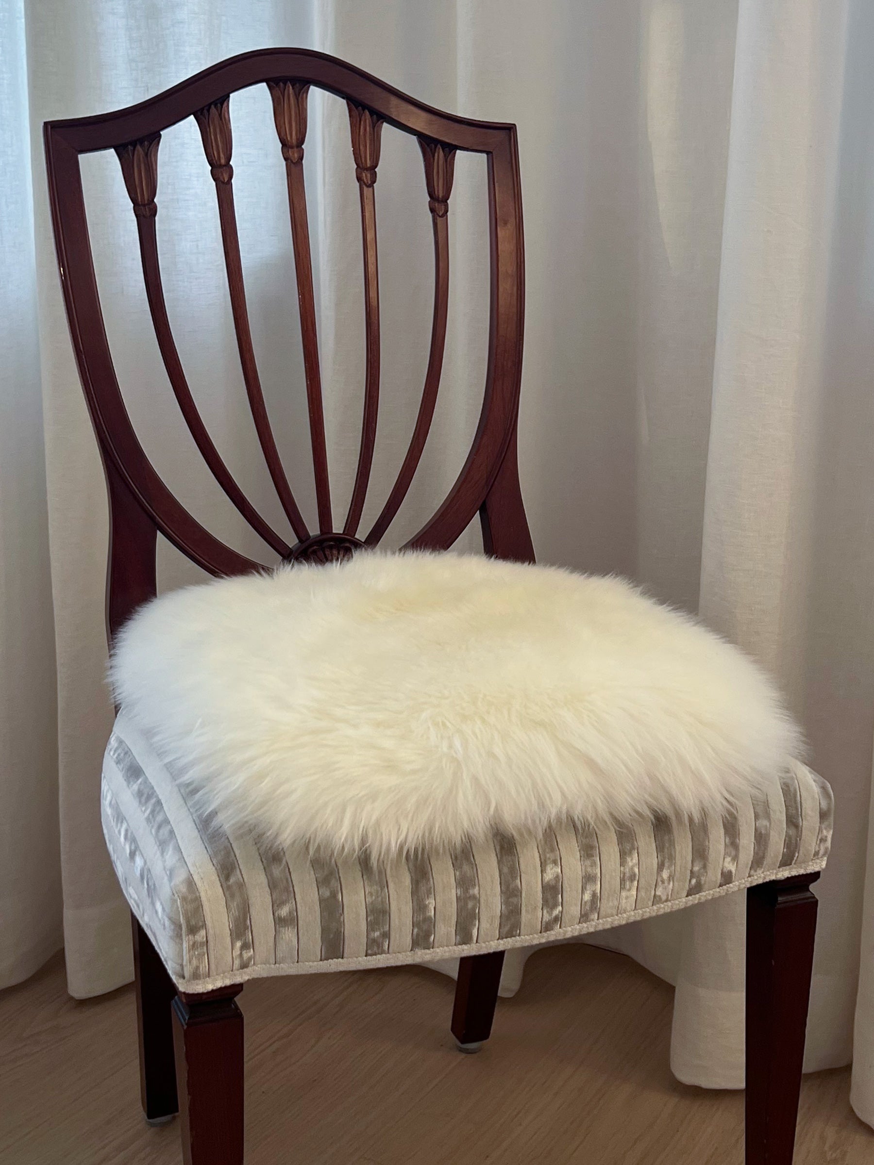 Istuinalusta lampaantalja, valkoinen