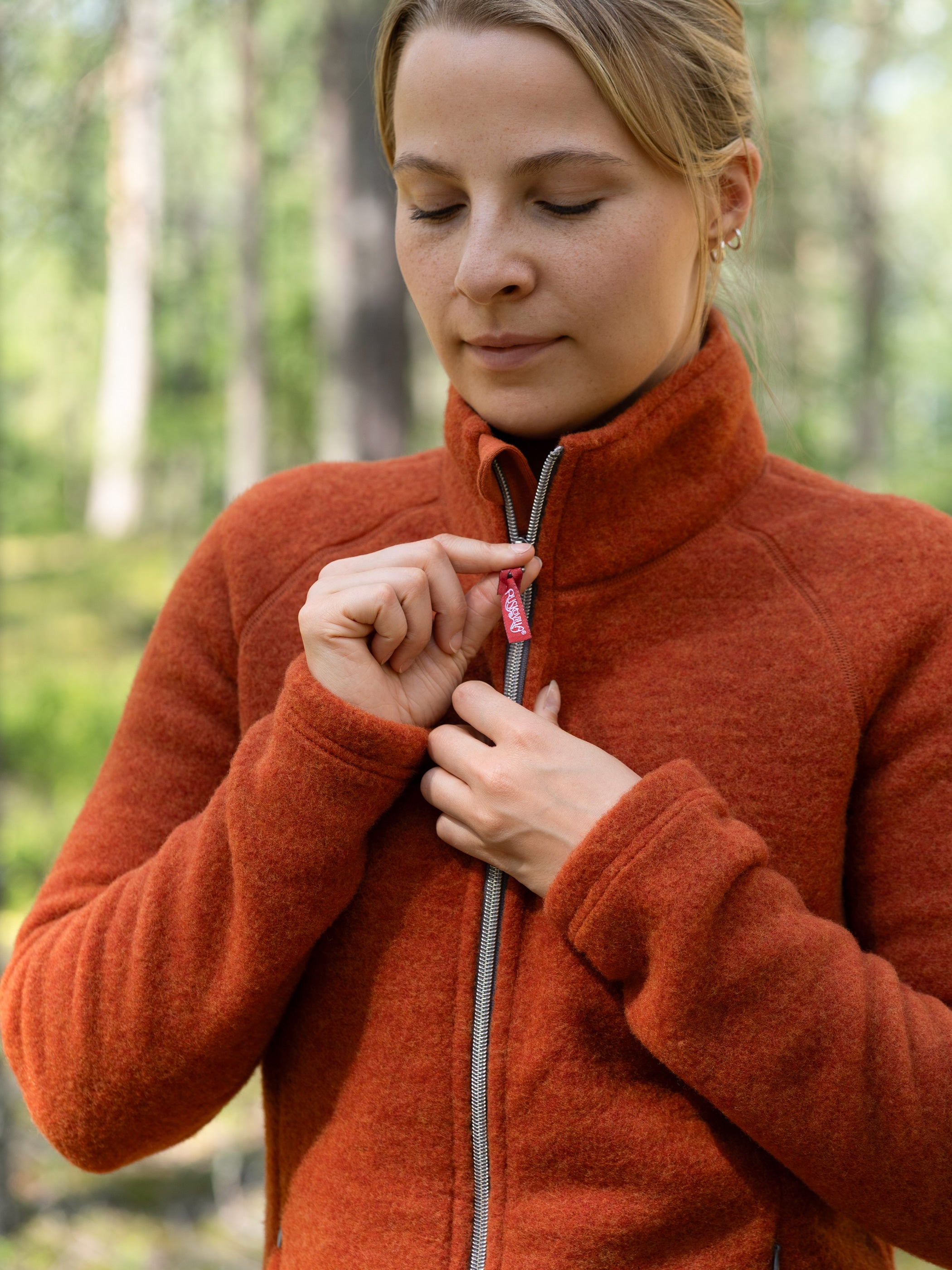 Yksityiskohta naisten villafleecetakin vetoketjusta