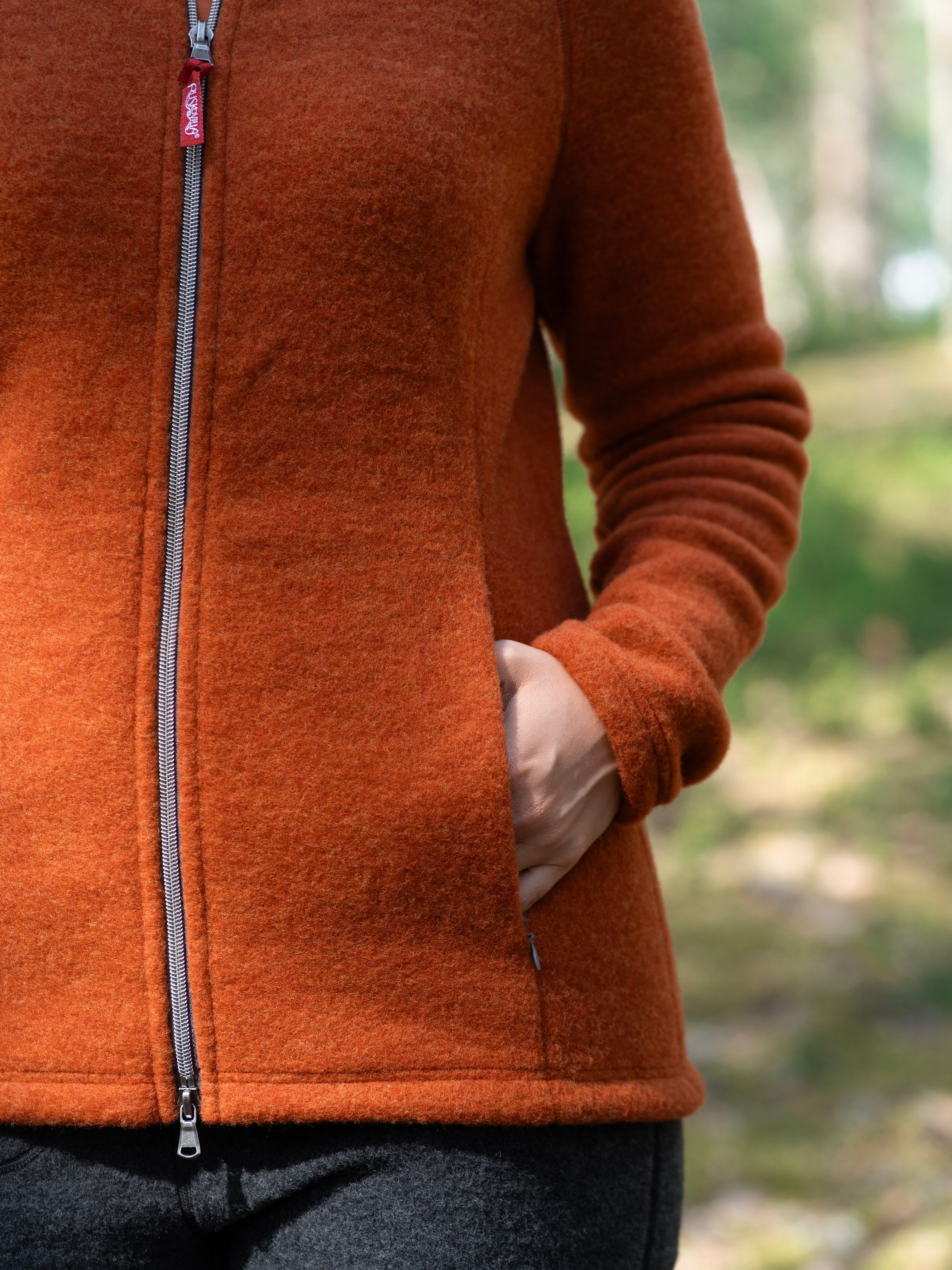 Yksityiskohta naisten villafleecetakin taskusta