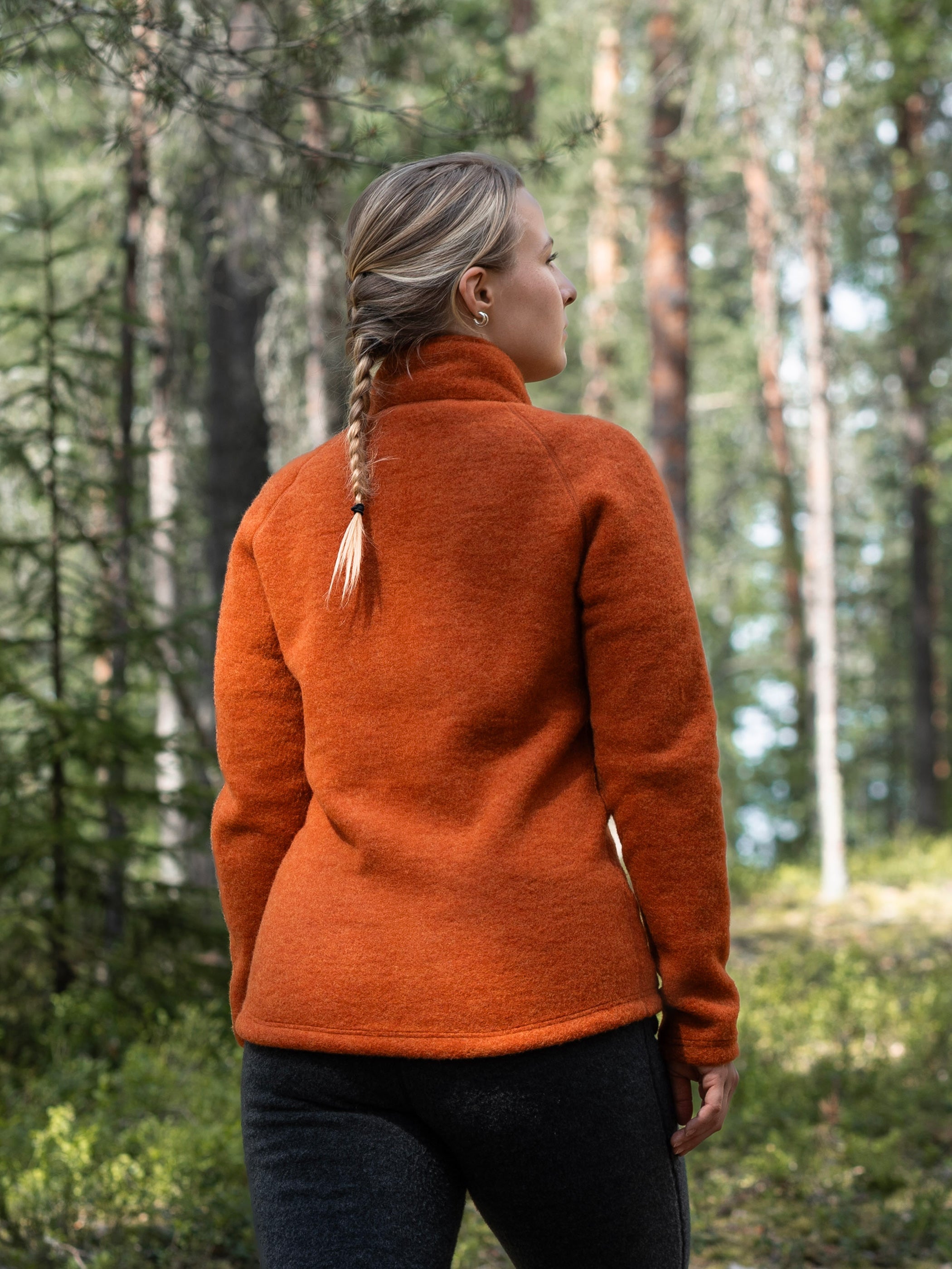 Hillan sävyinen villafleecetakki kuvattuna takaa