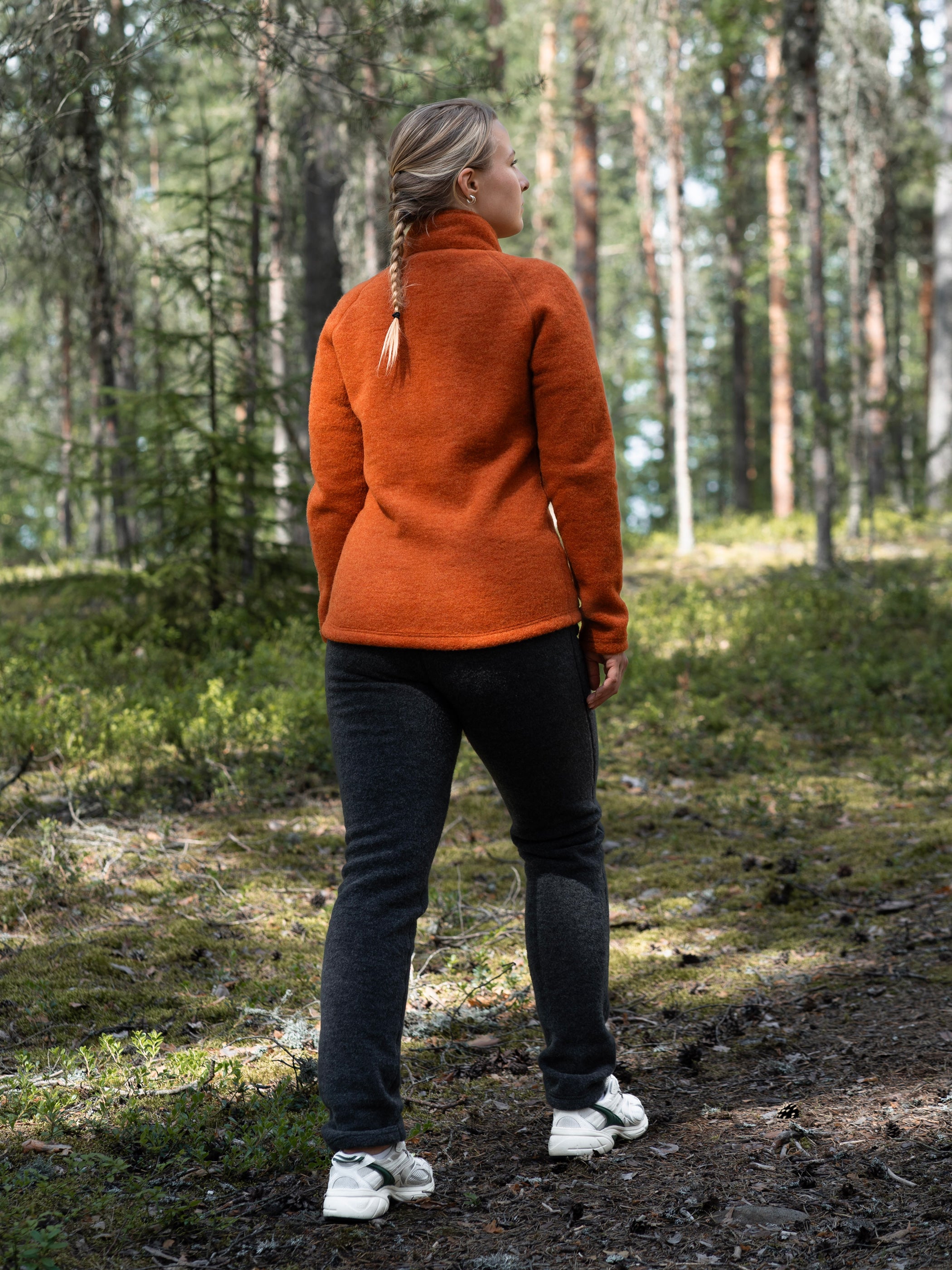 Ruskovilla naisten villafleecetakki, hilla, ja villafleecehousut, antrasiitti, kuvattuna takaa