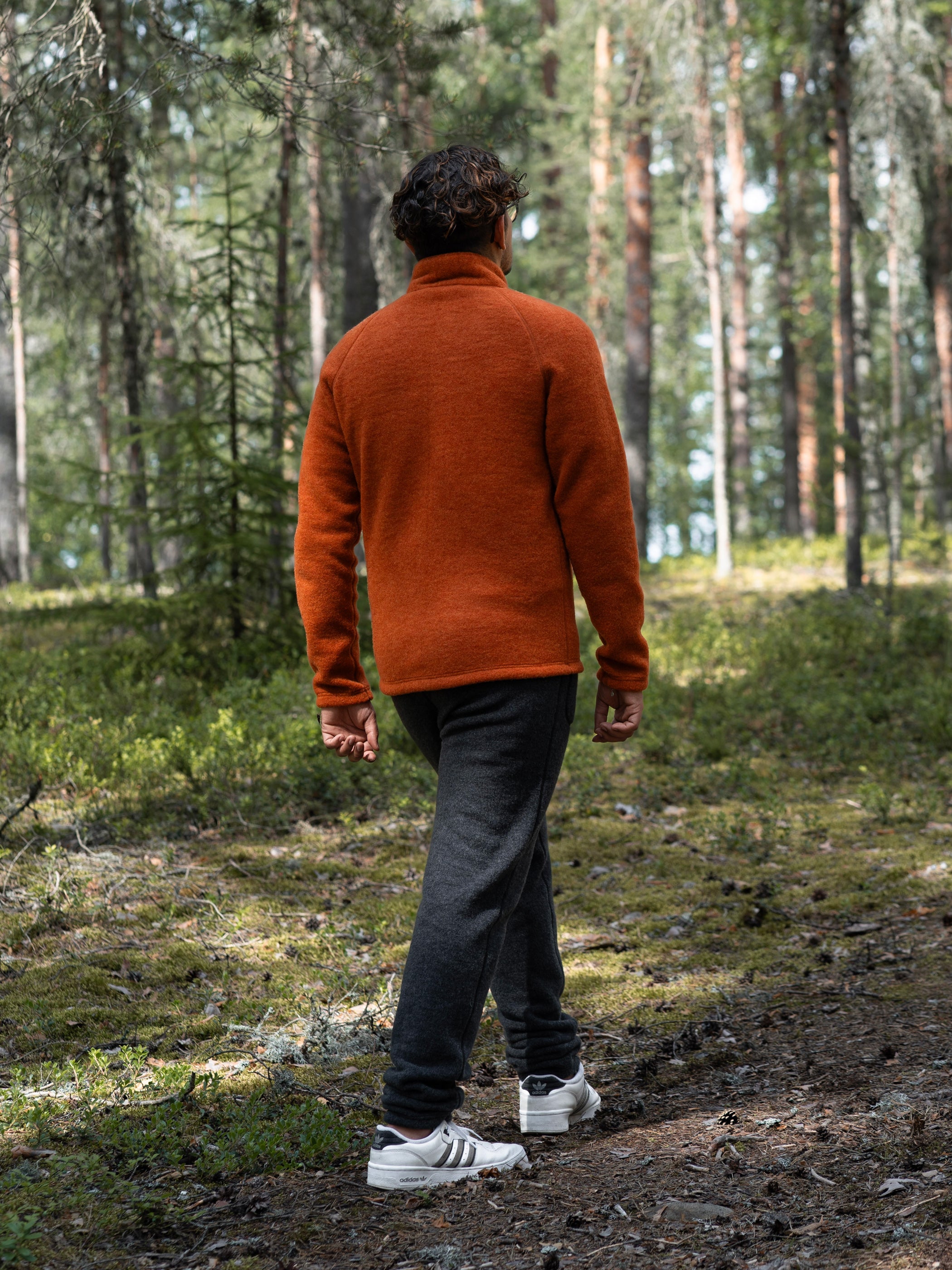 Ruskovilla miesten villafleecetakki, hilla, ja villafleecehousut, antrasiitti, takaa päin kuvattuna