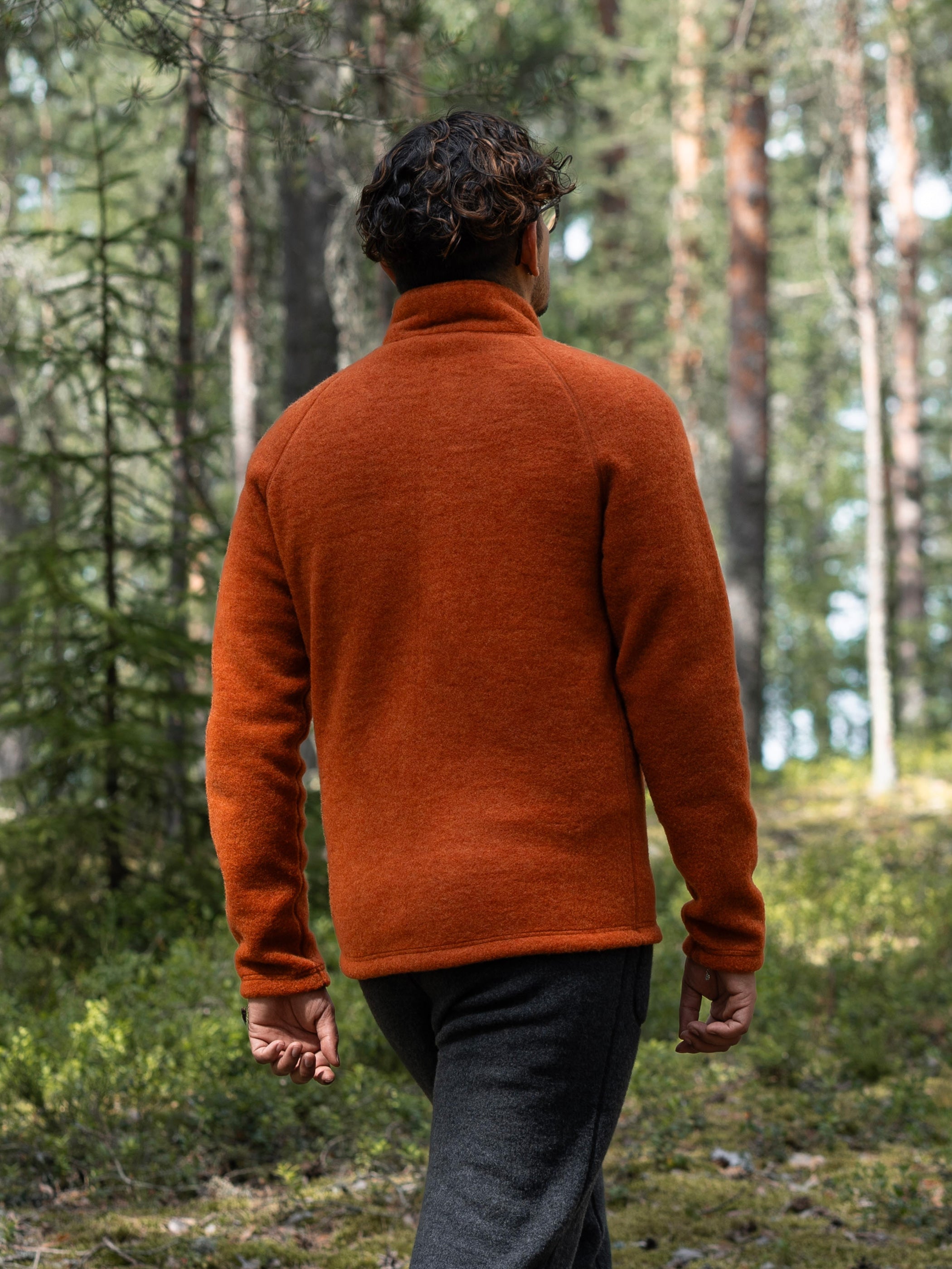 Miesten hilla villafleecetakki kuvattuna takaa