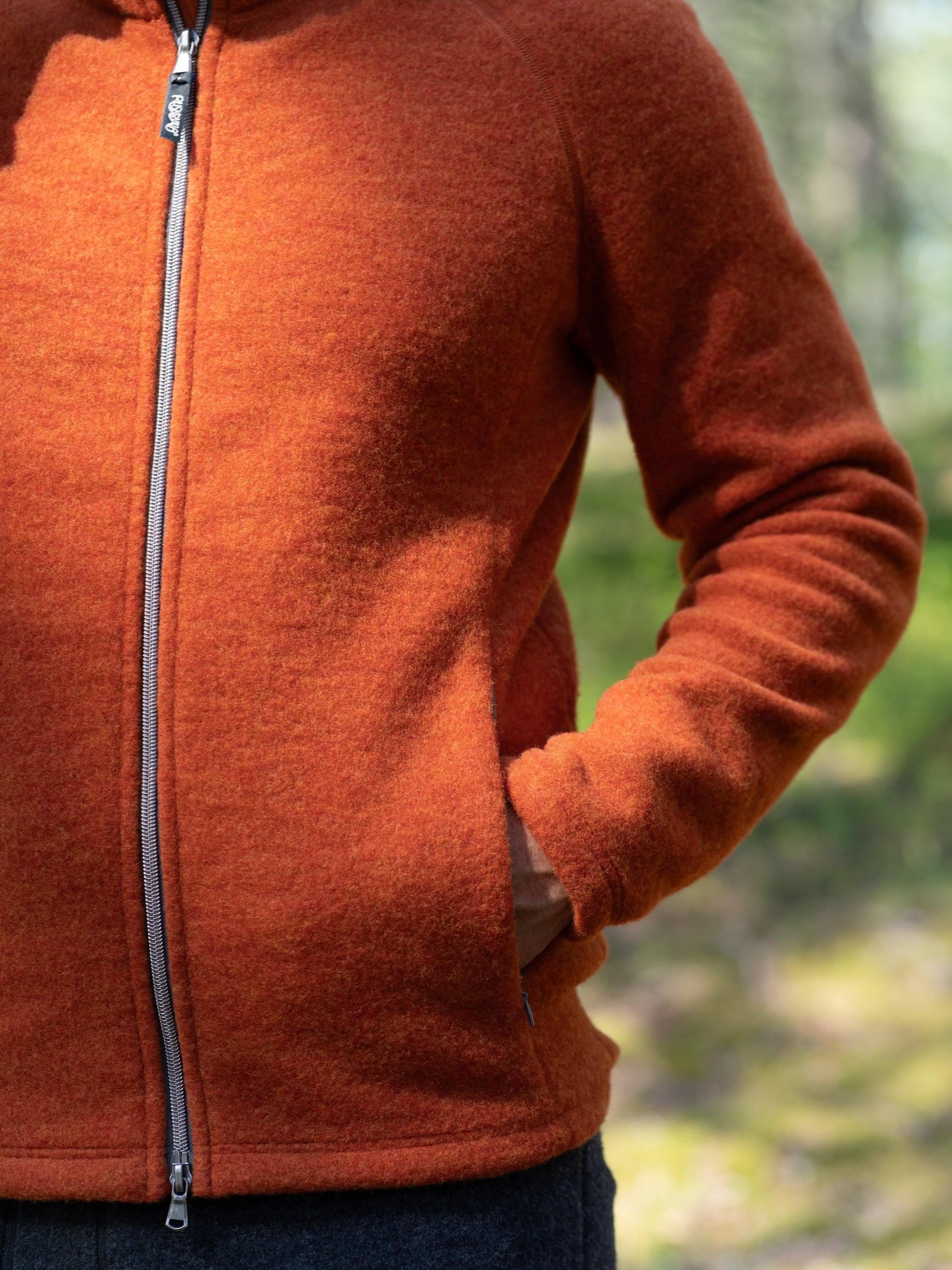 Yksityiskohta Ruskovillan miesten villafleecetakin taskusta ja vetoketjusta