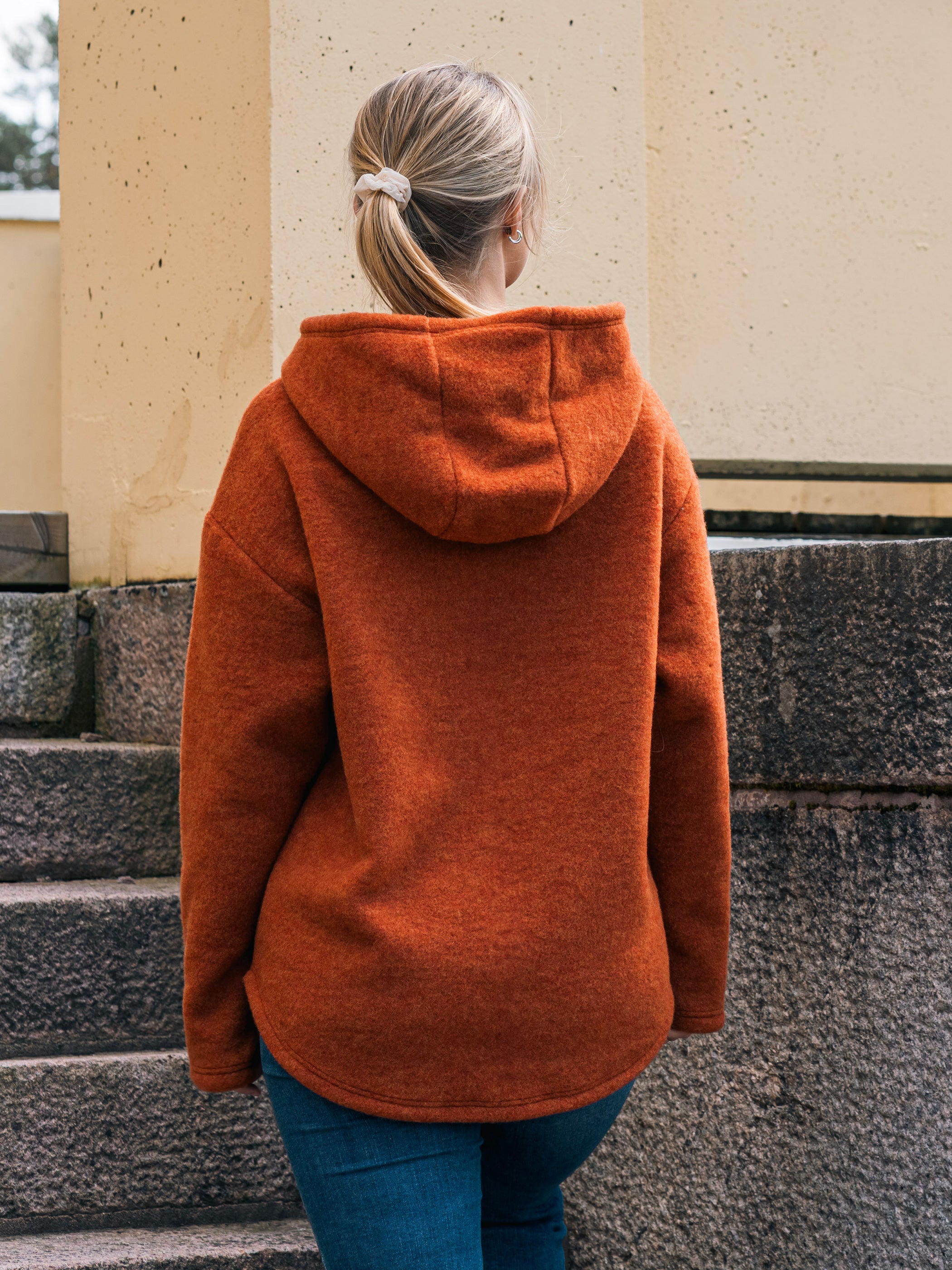 Ruskovilla villafleecehuppari, unisex, hilla, kuvattuna takaa