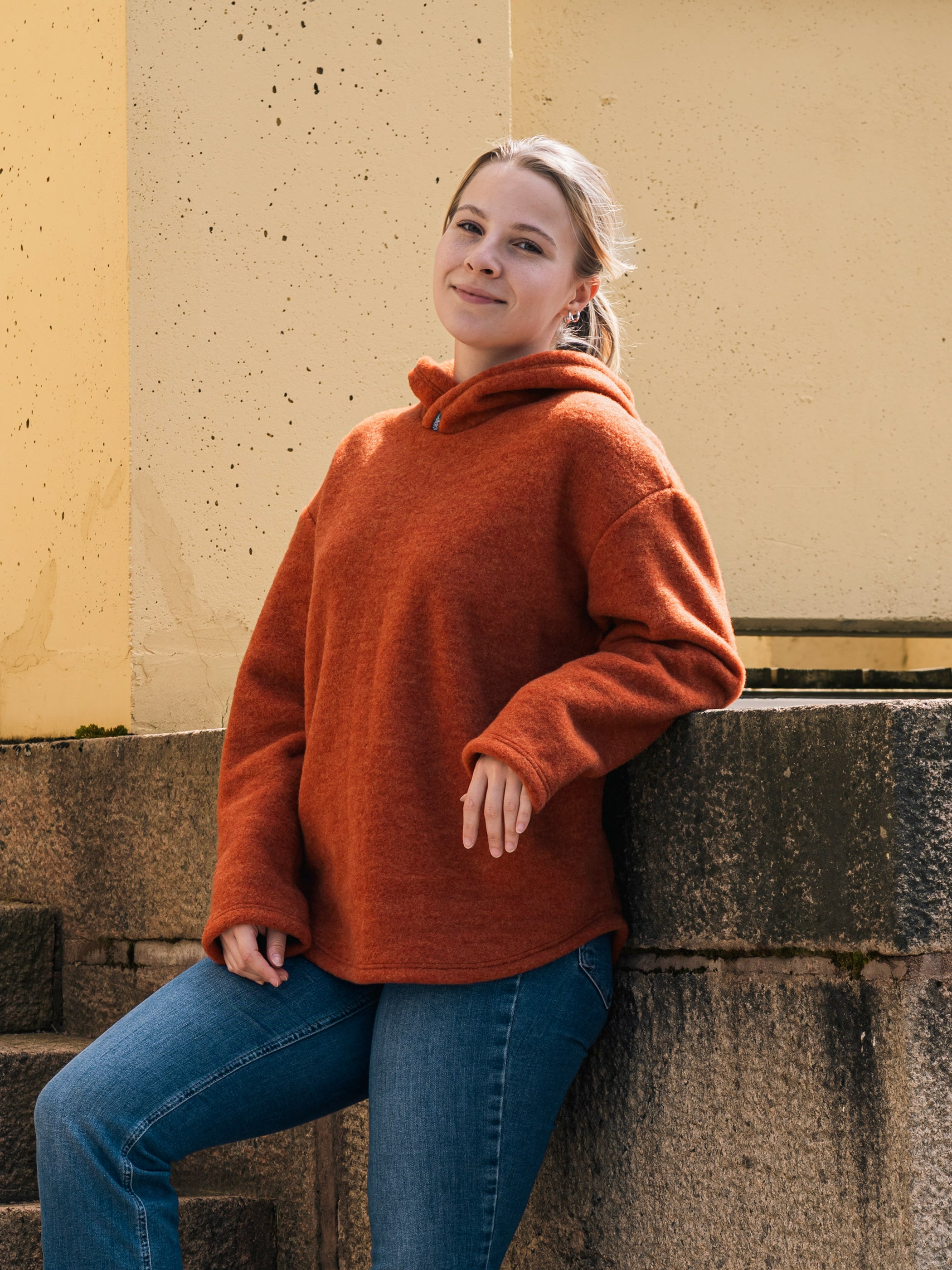 Unisex-mallinen villafleecehuppari naisen päällä, väri hilla