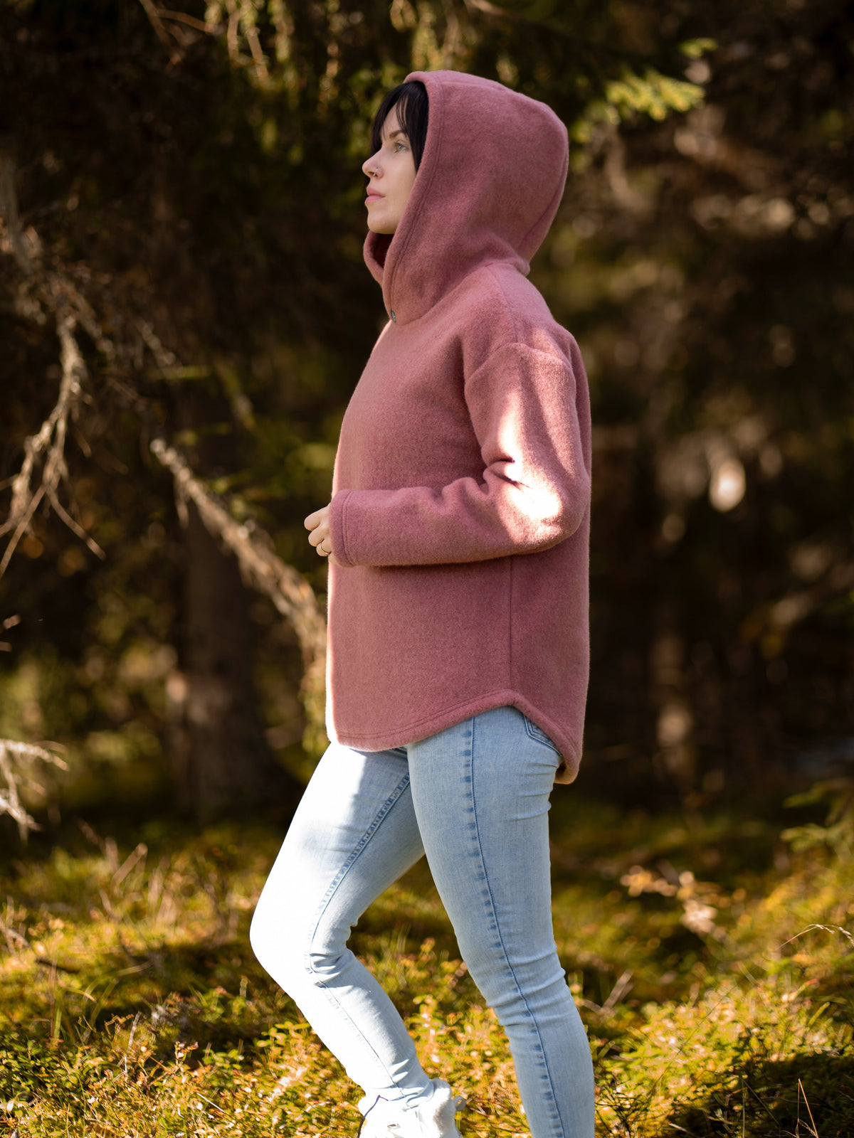 Villafleecehuppari, ruusu, unisex, tummahiuksisen naisen päällä sivusta kuvattuna, huppu päässä