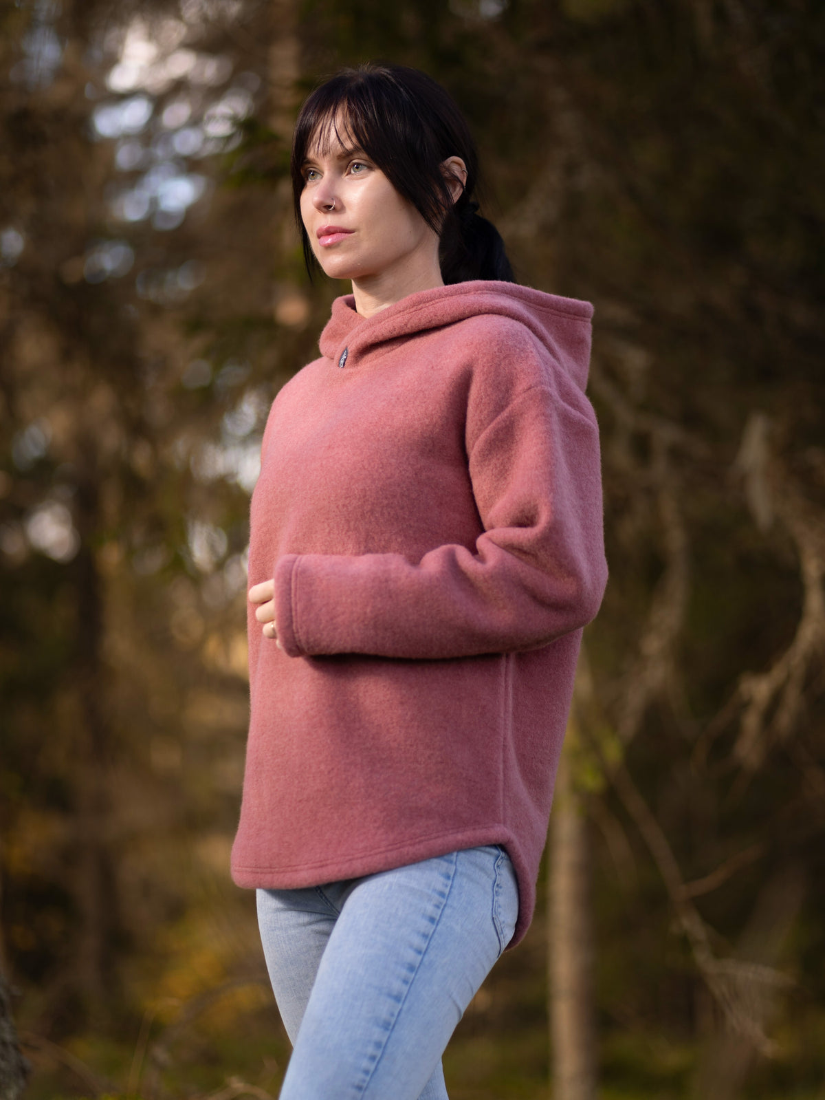 Ruskovilla villafleecehuppari, ruusu, unisex, tummahiuksisen naisen päällä etuviistosta kuvattuna