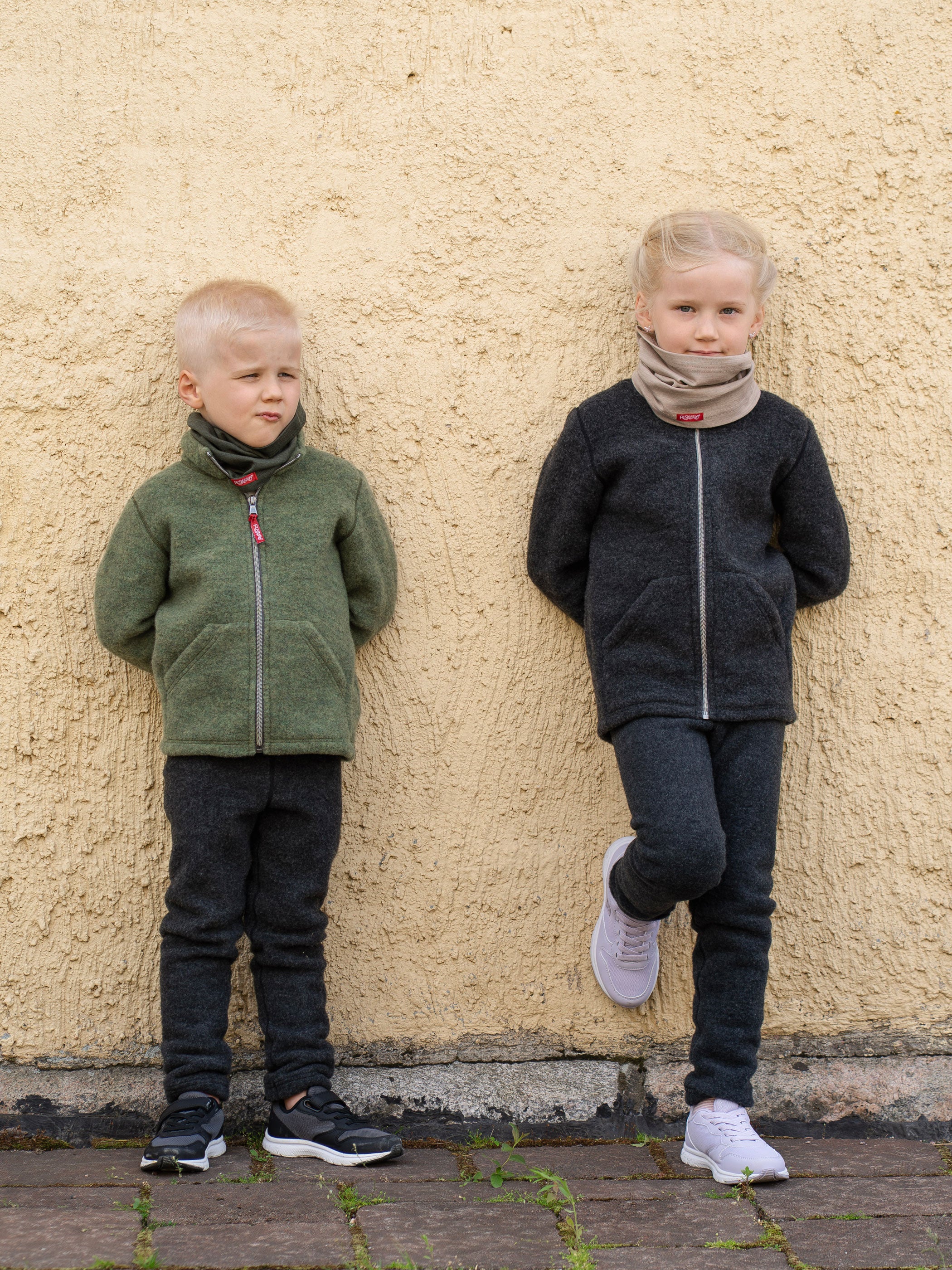 Ruskovilla lasten villafleecetakit sammal ja antrasiitti