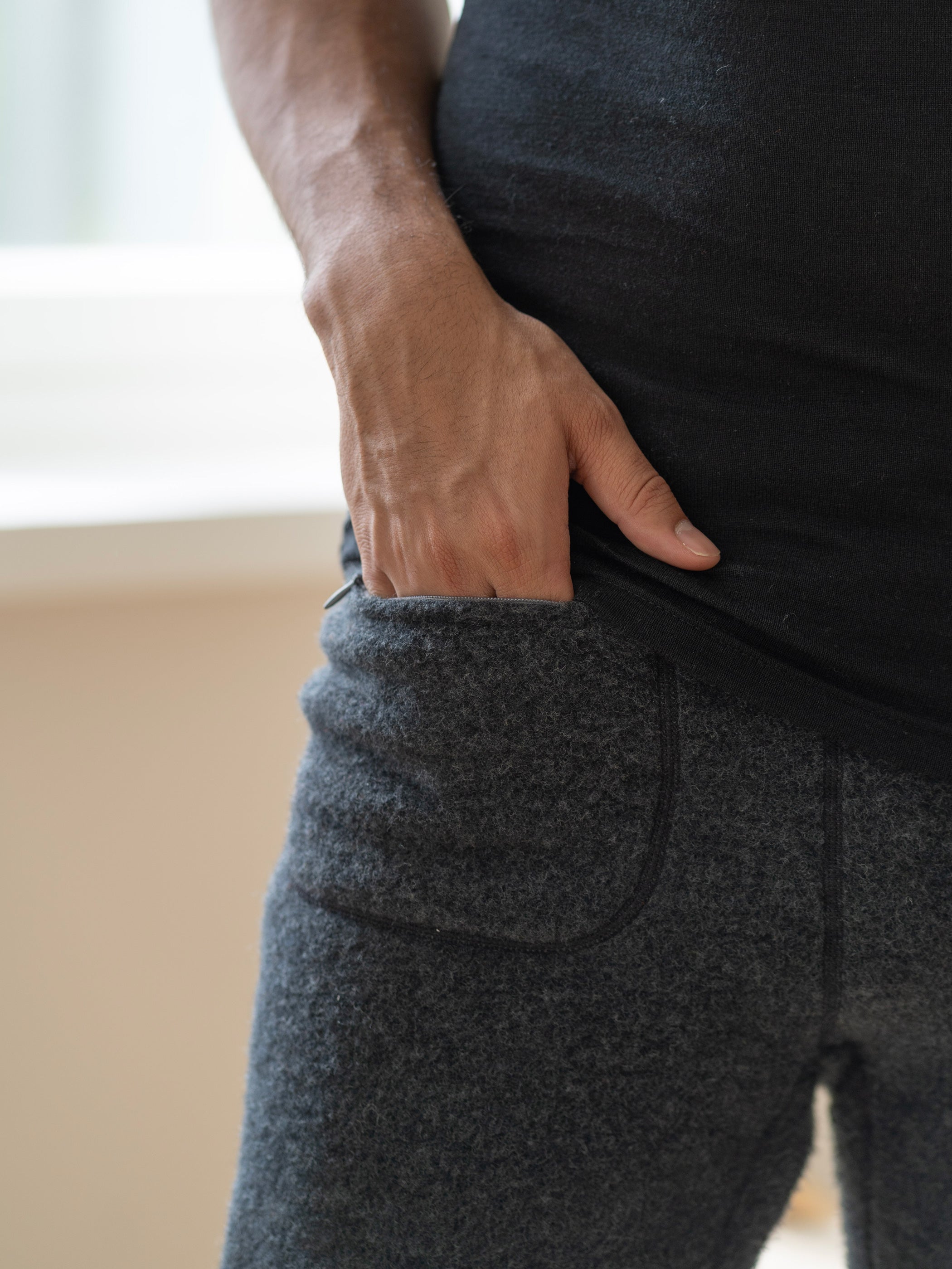 Yksityiskohta miesten villafleecehousujen taskusta