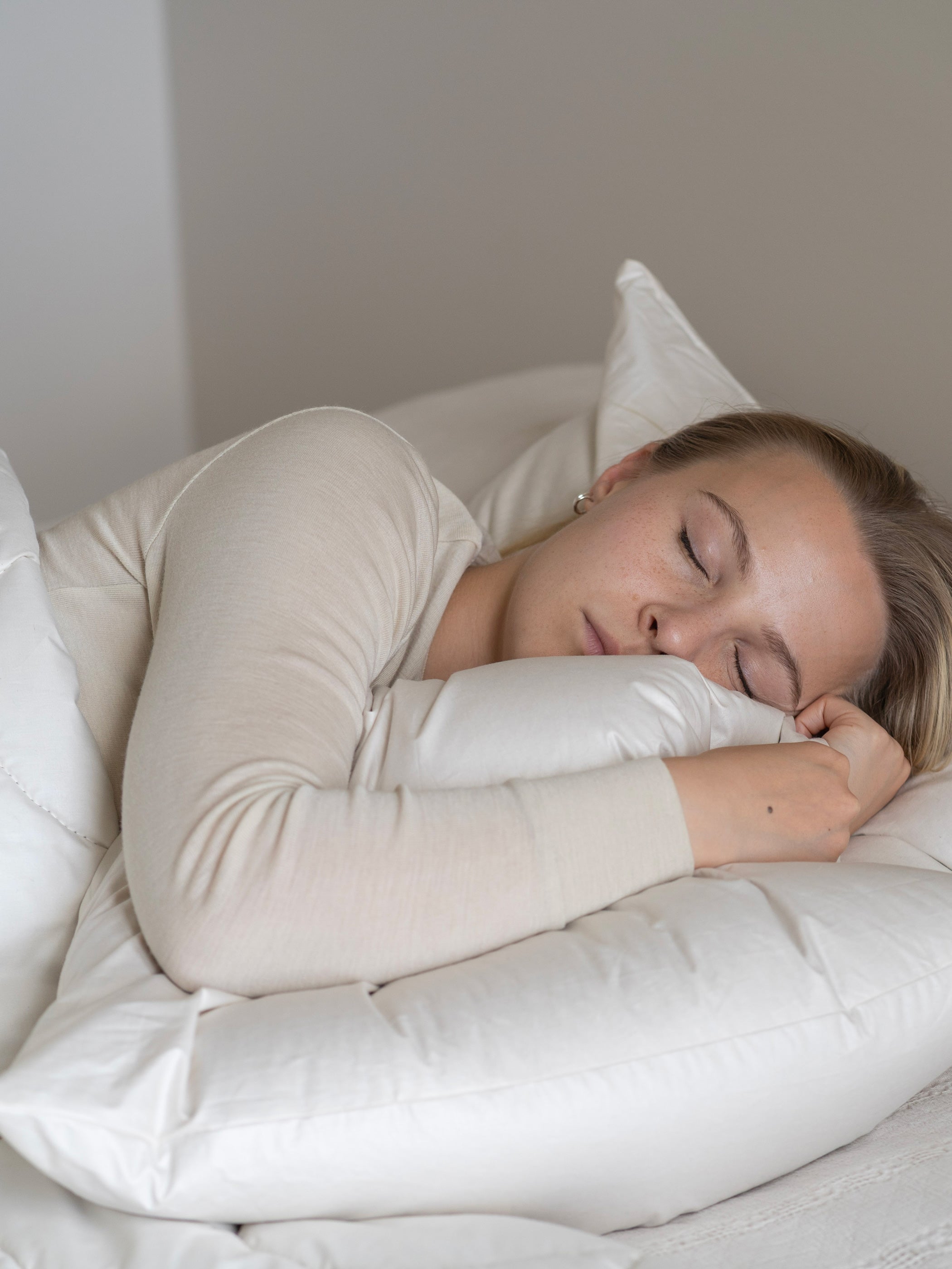 Ruskovilla Metsä x Re-Connecting Nature -malliston silkkivillapaita yöasuna