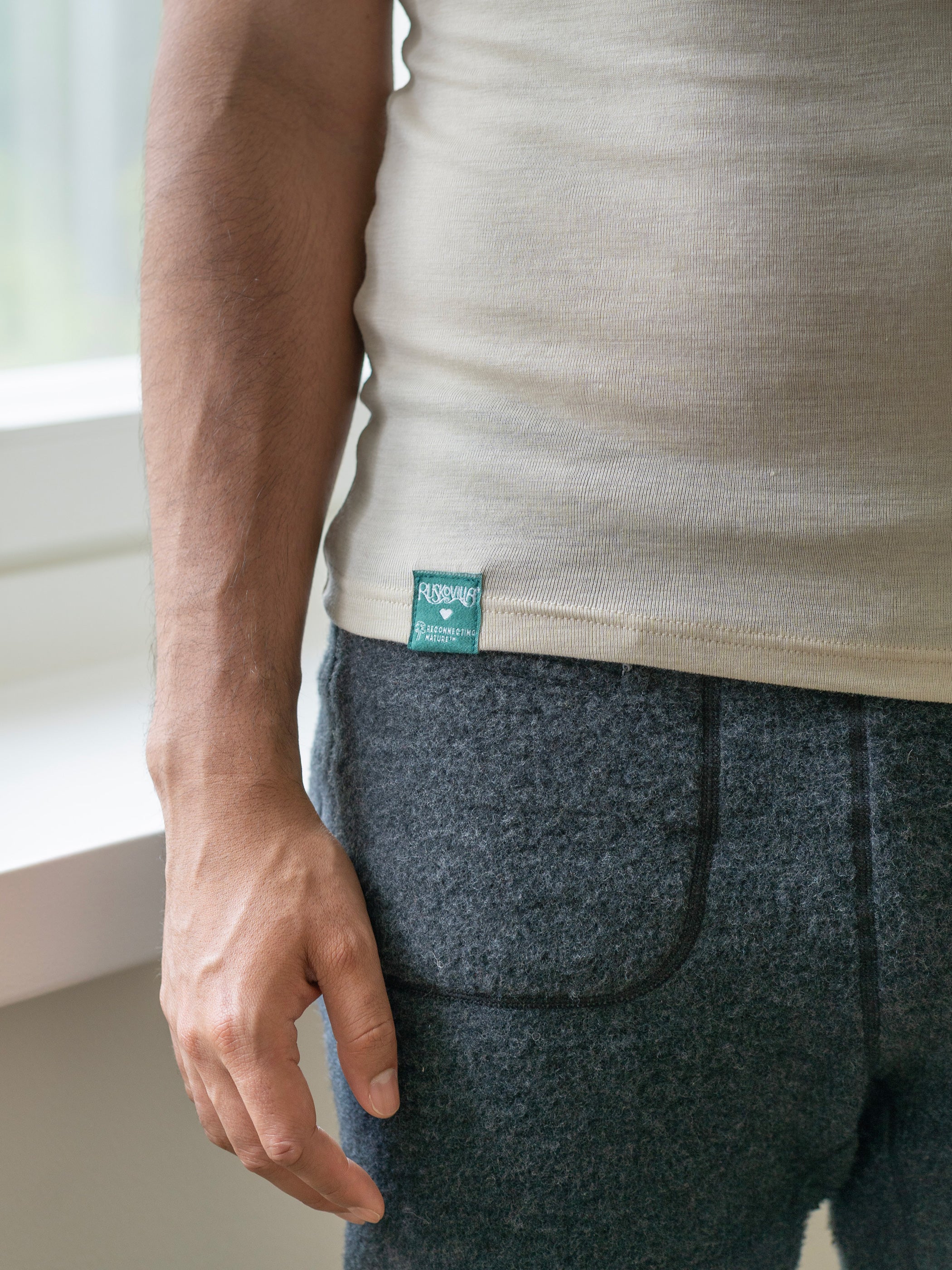 Yksityiskohta Ruskovillan Metsä-malliston paidasta