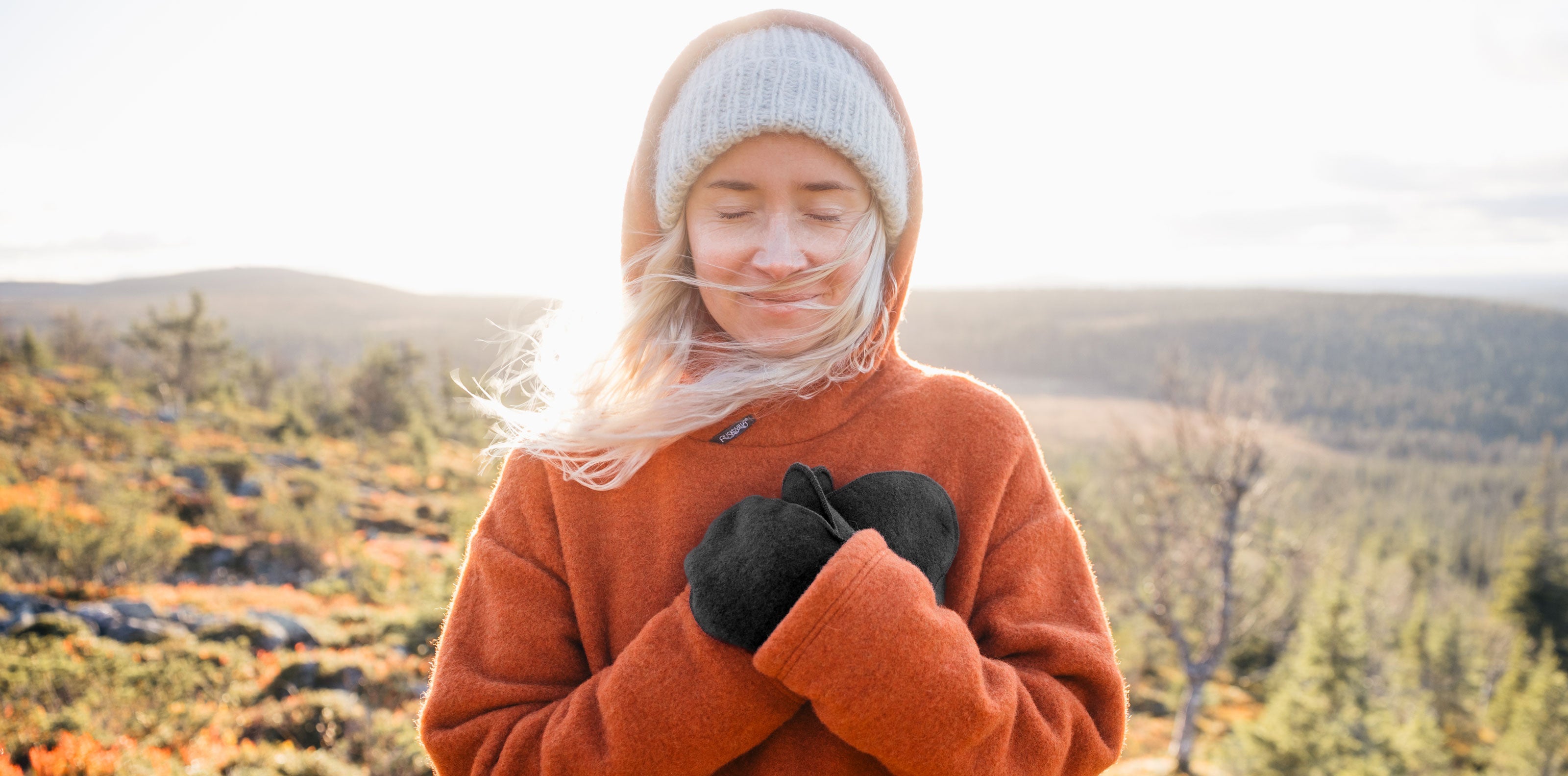 Ruskovillan hillan sävyinen villafleecehuppari ja antrasiitti lapaset