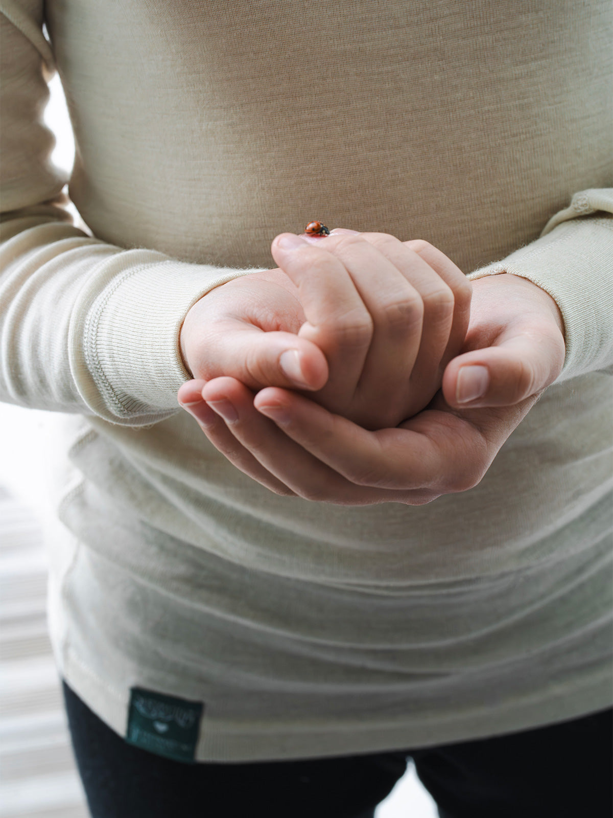 Yksityiskohta: Metsä x Re-Connecting Nature -malliston lasten pitkähihainen paita silkkivillaa