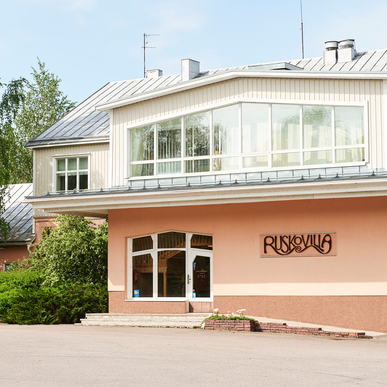 Ruskovillan toimitilojen julkisivu Artjärvellä