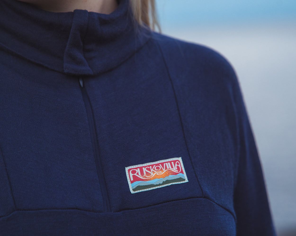 Ruskovillan logo ulkoilupaidassa