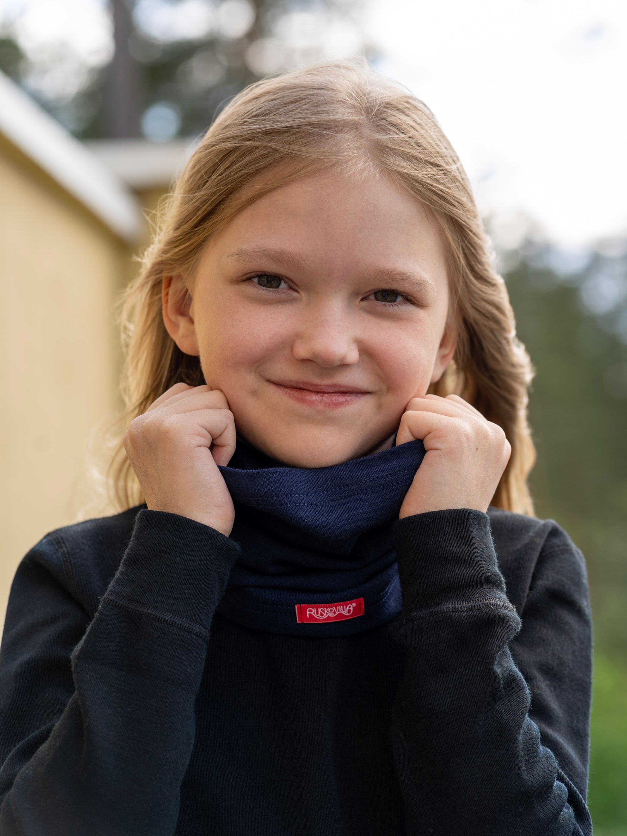 Lasten sininen tuubihuivi ja musta kerrastopaita merinovillaa