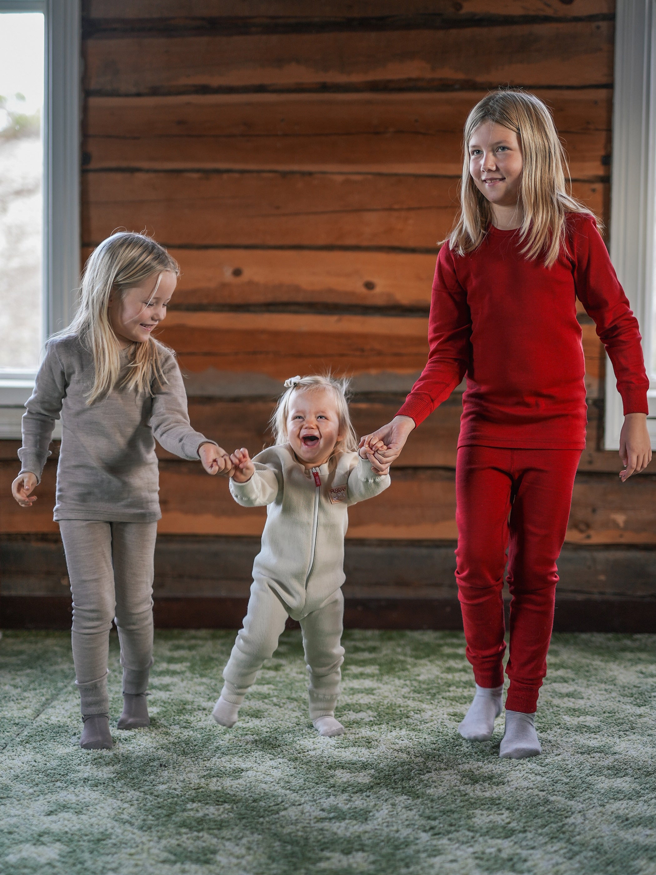 Lasten merinovillakerrastot hiekka ja punainen sekä valkoinen välihaalari