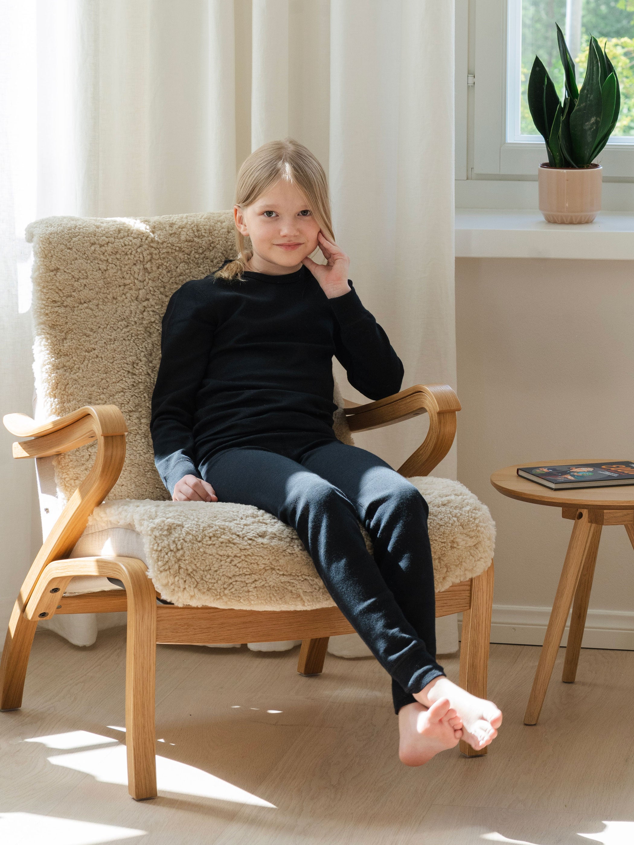 Ruskovilla lasten musta merinovillakerrasto