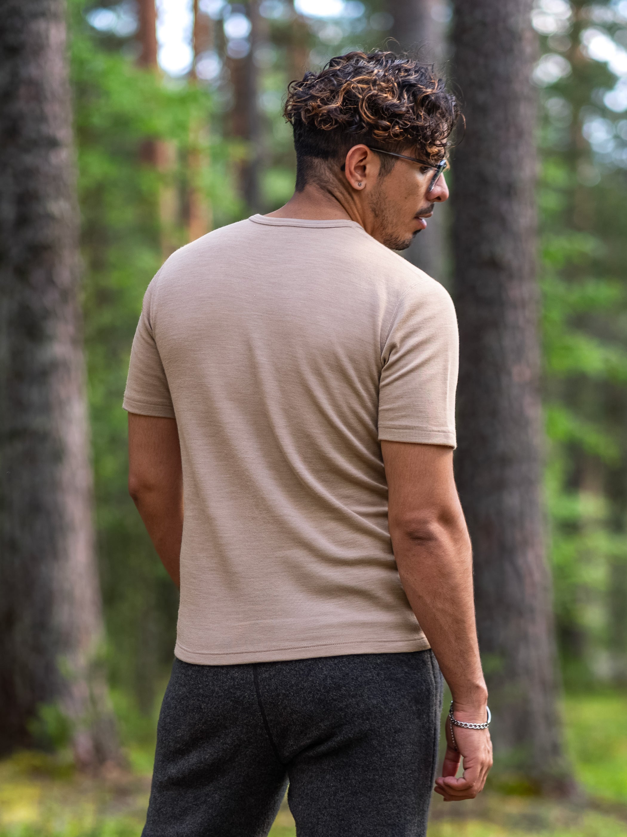 Ruskovilla T-paita merinovillaa unisex, hiekka, miehellä, takaa