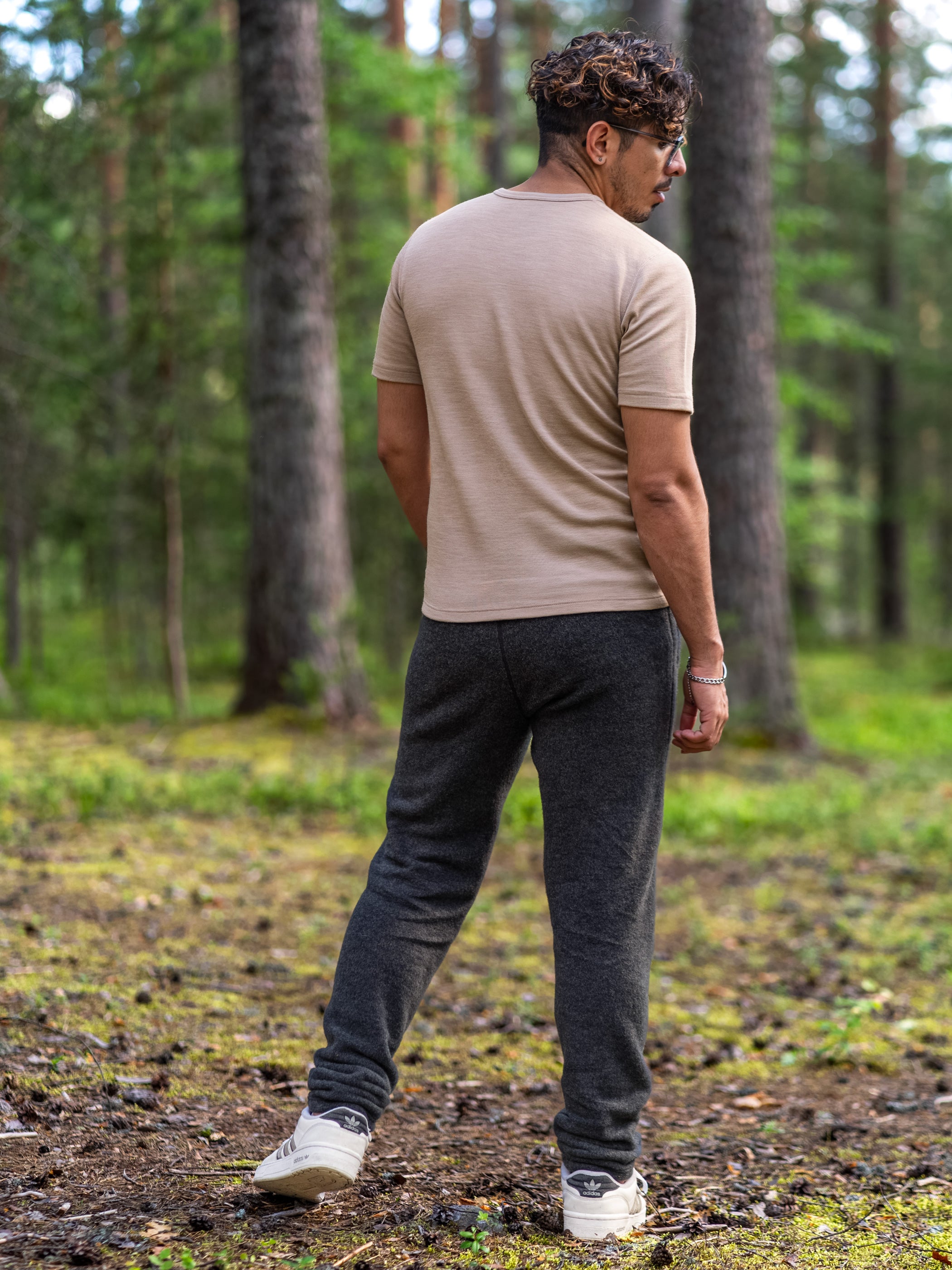 Ruskovillan merinovillainen T-paita unisex,  hiekka, miehellä, takaa