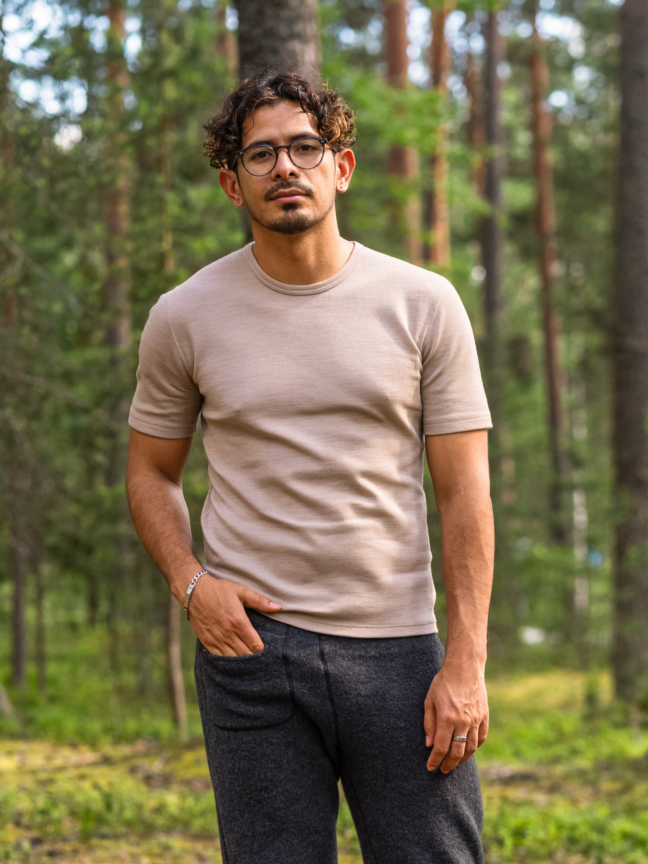 T-paita merinovillaa, hiekka, miehellä, Ruskovilla