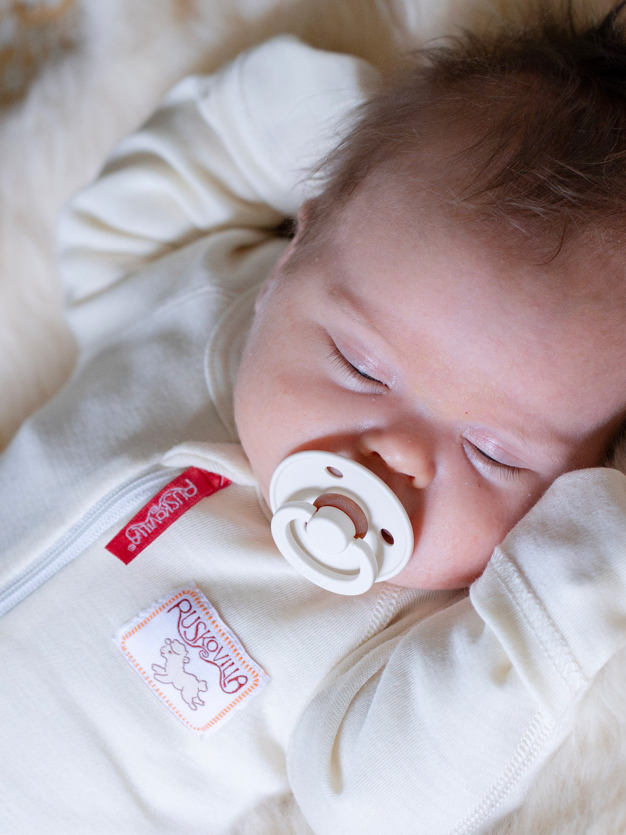 Yksityiskohta vauvan valkoisesta merinovilla unipussista