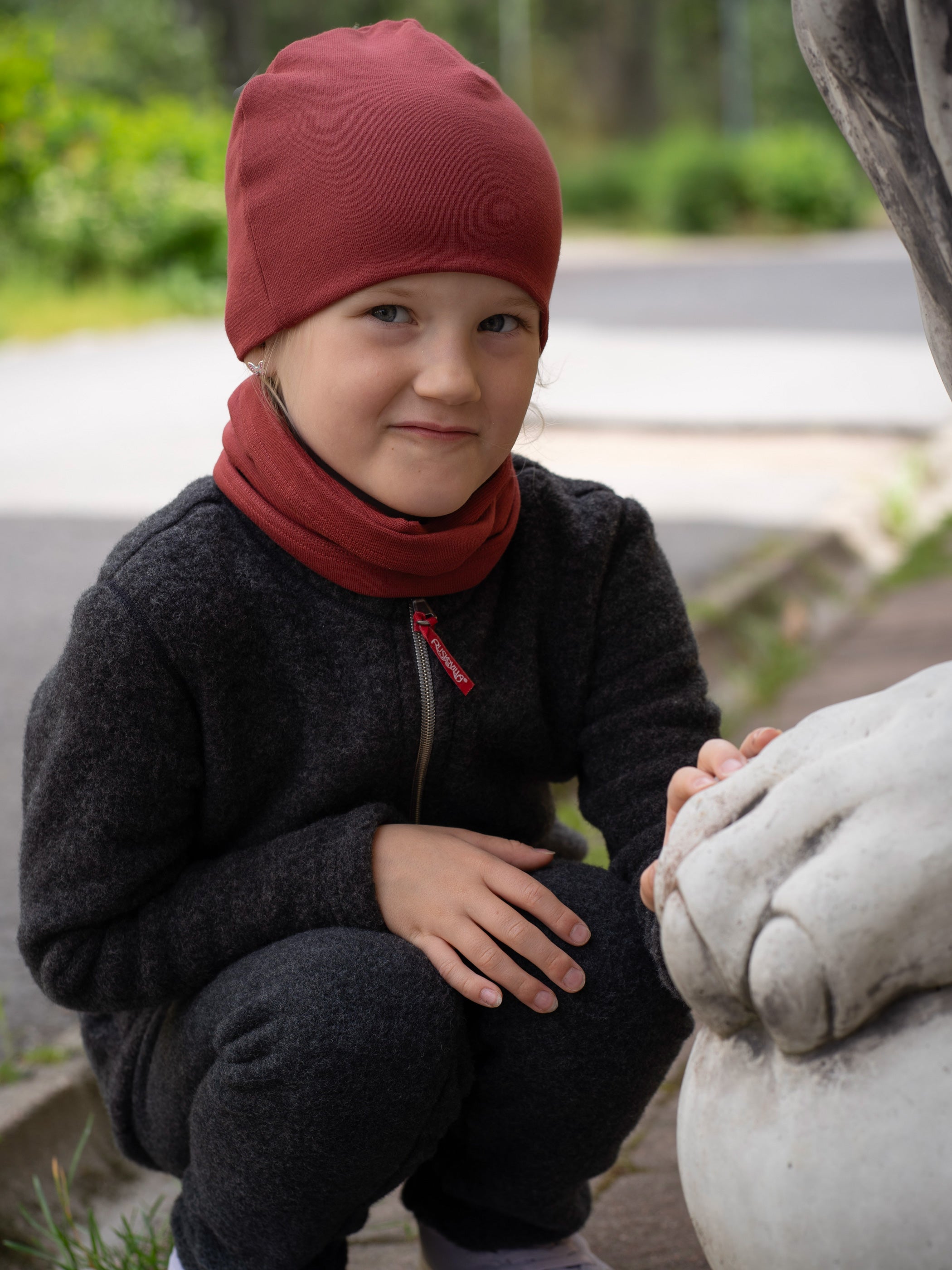 Ruskovilla lasten villafleecetakki ja villafleecehousut sekä puuvillainen pipo ja tuubihuivi.