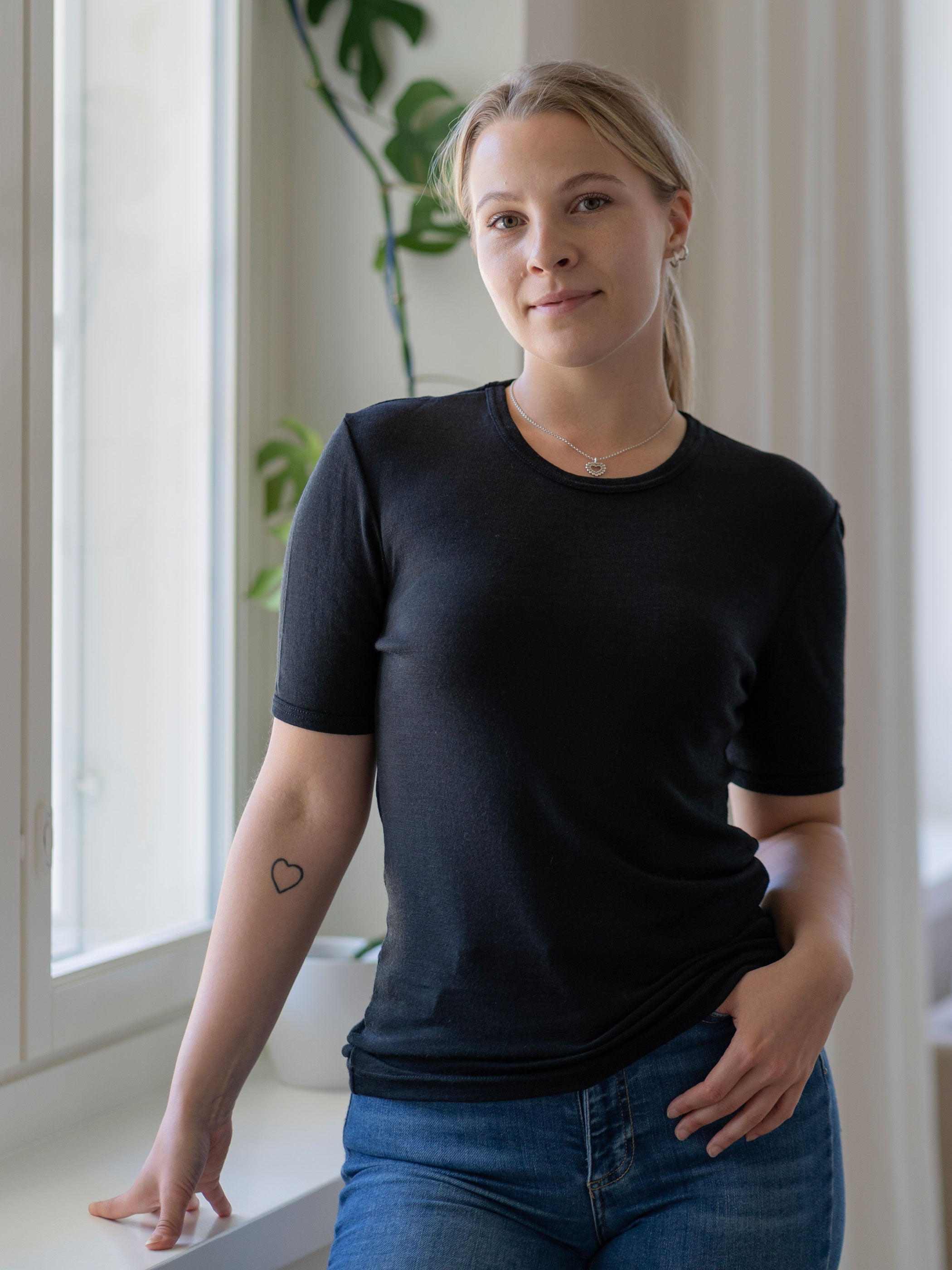 Silkkivilla T-paita, unisex, musta - naisen päällä