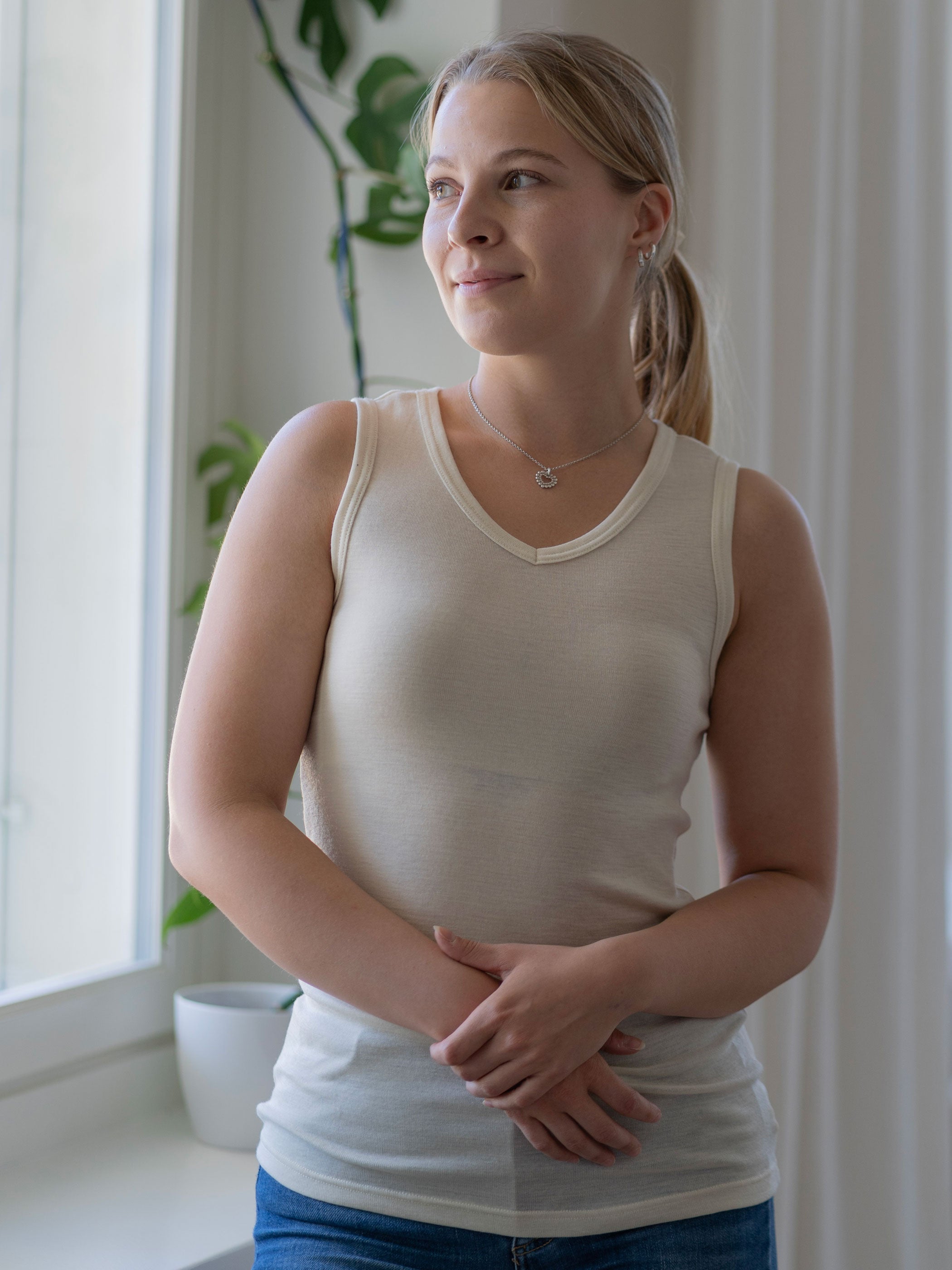 Naisten hihaton aluspaita silkkivillaa, V-mallinen kaula-aukko, valkoinen