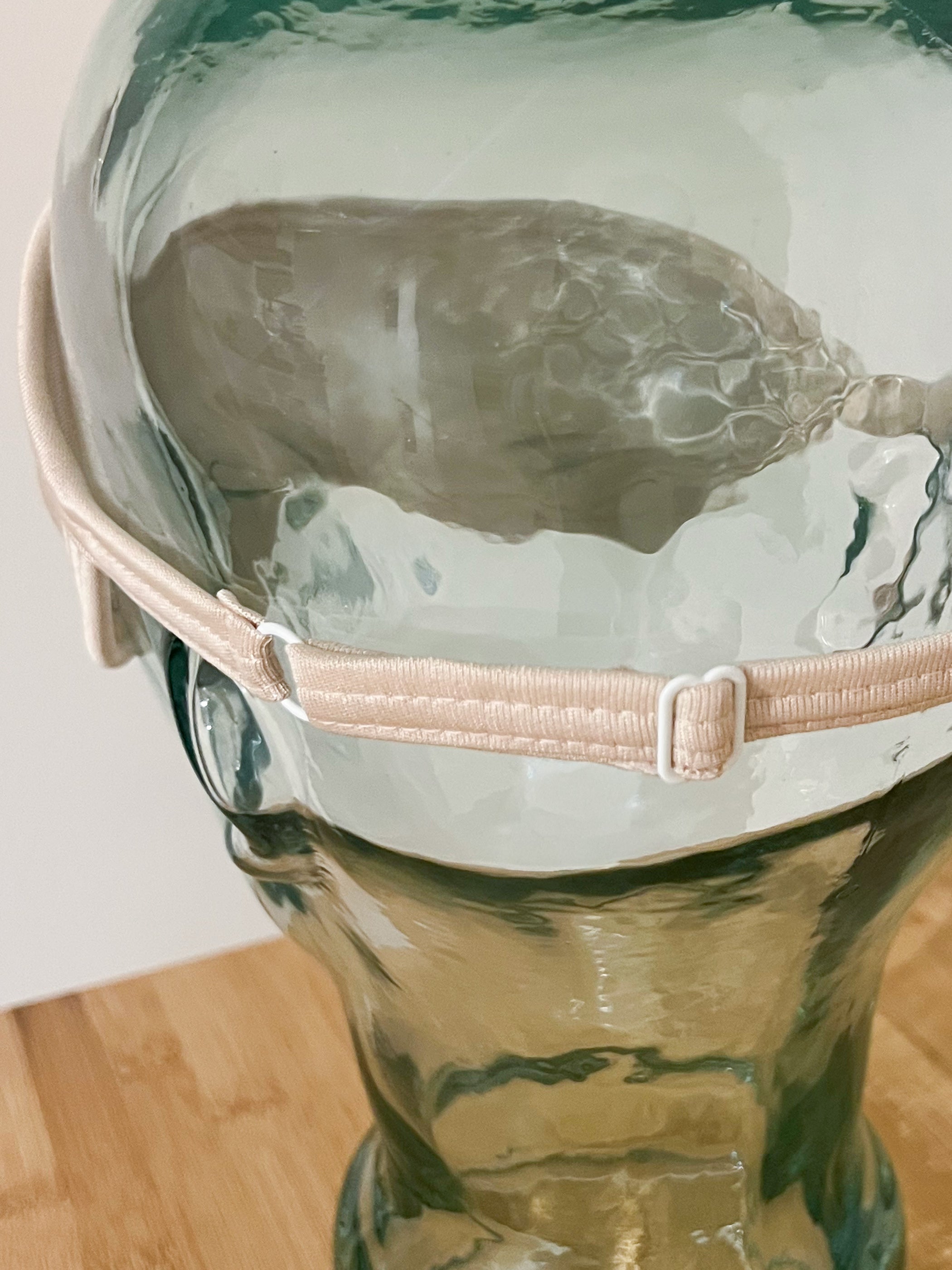 Ruskovilla silkkinen unimaski, puuteri, yksityiskohta säätömahdollisuudesta