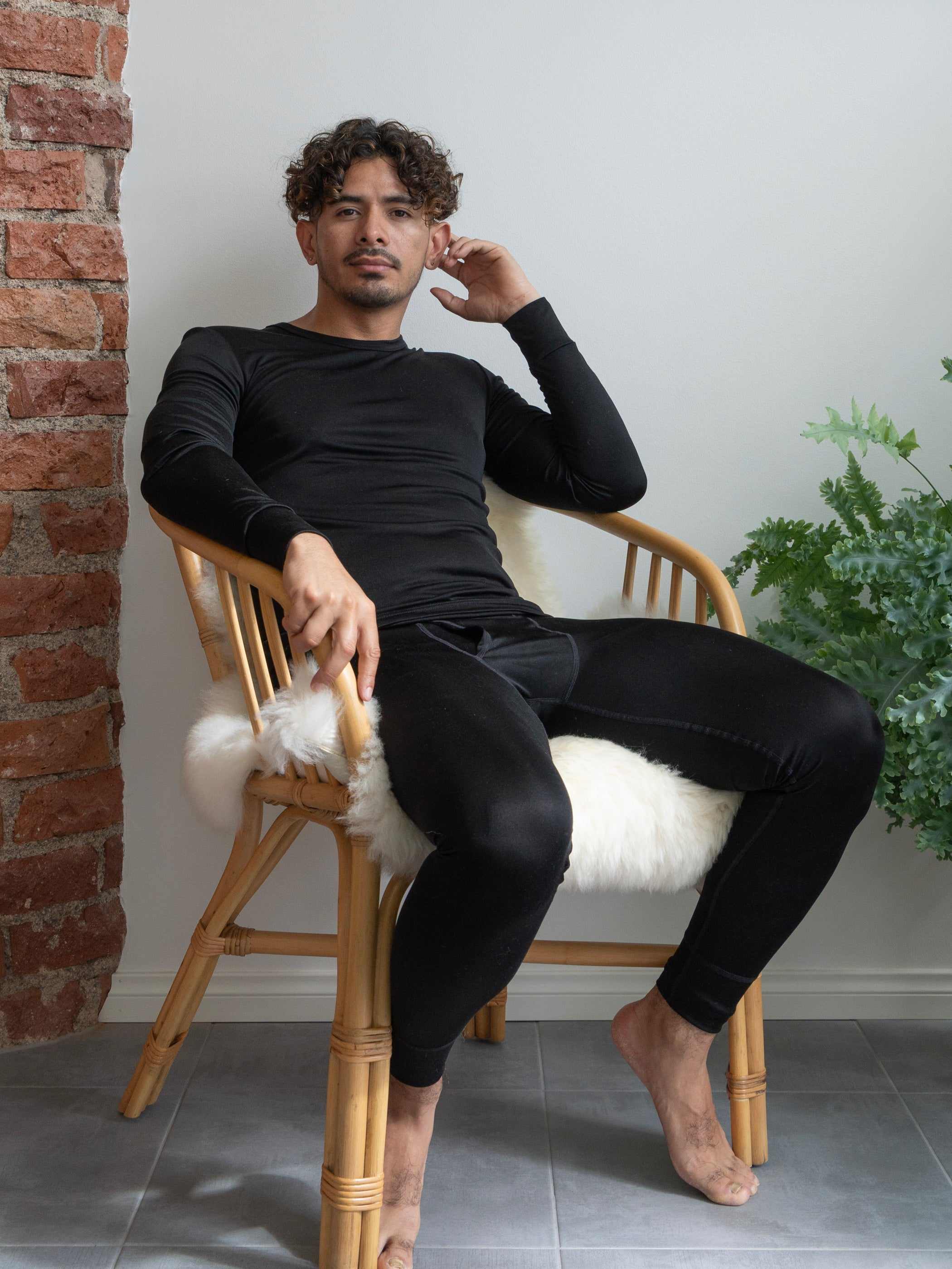 Miesten pitkät alushousut ja unisex-mallinen aluspaita luomusilkkiä, musta