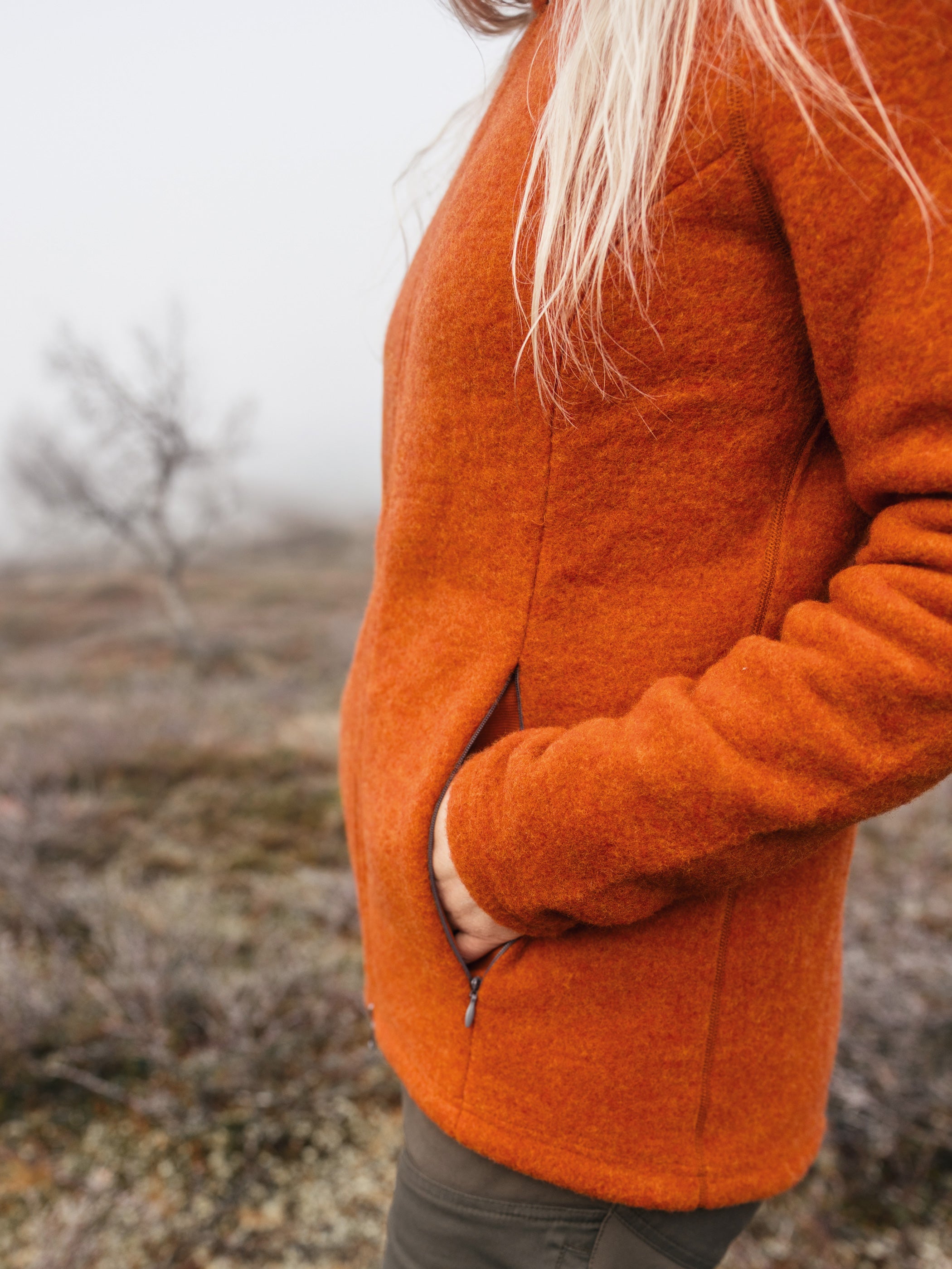 Yksityiskohta Ruskovillan hillan sävyisen villafleecetakin taskusta