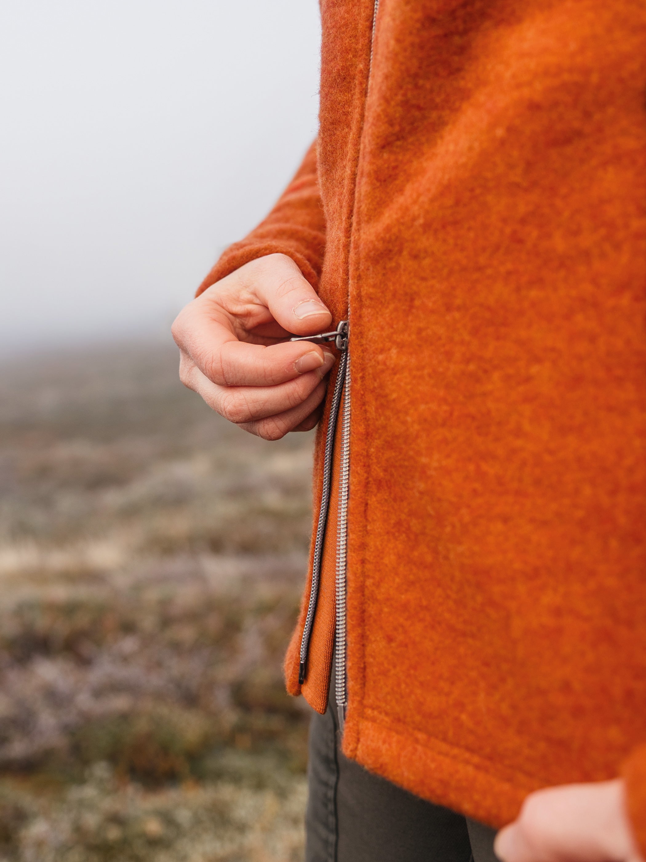 Yksityiskohta Ruskovillan hillan sävyisen villafleecetakin vetoketjusta