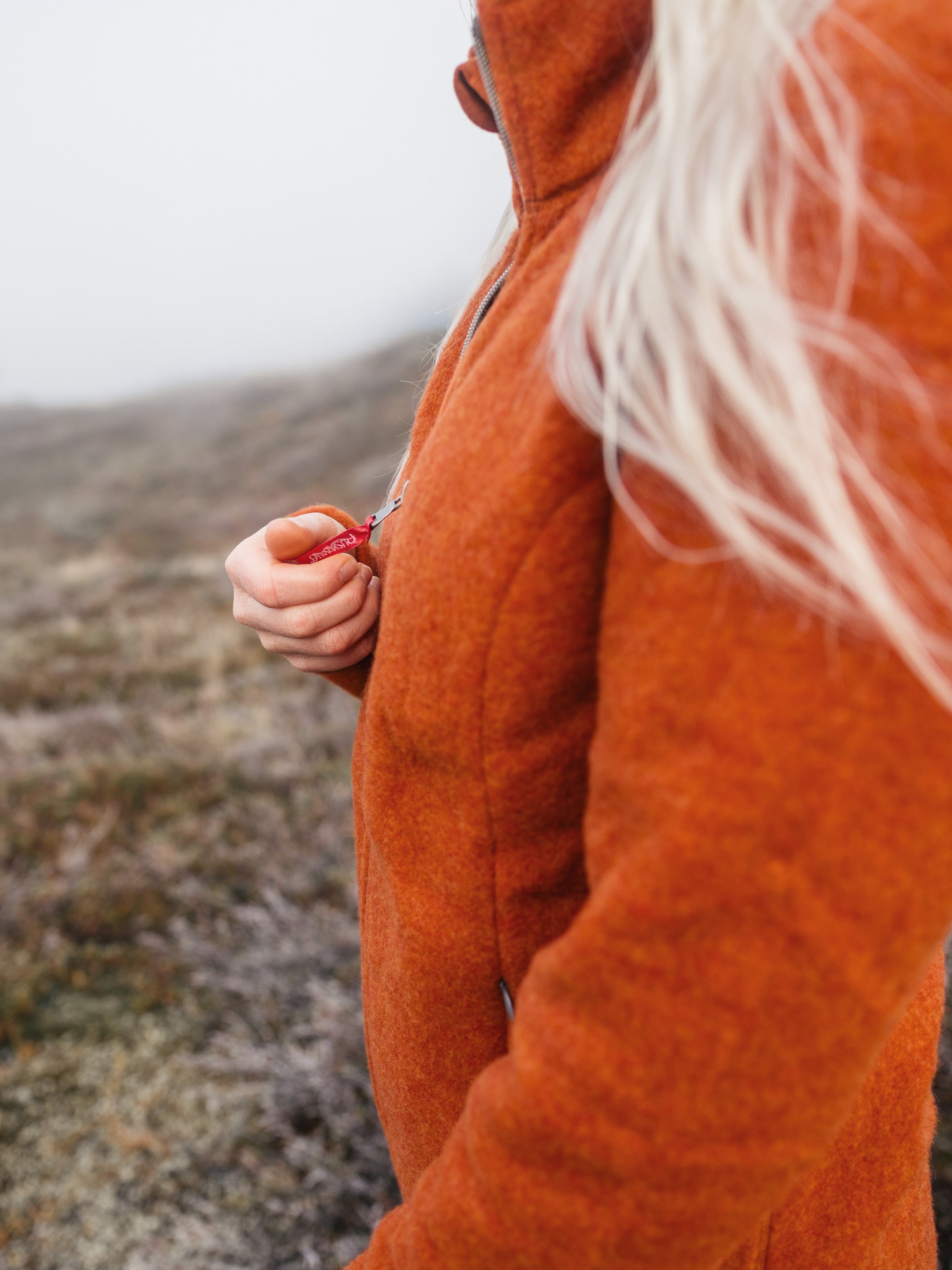 Yksityiskohta Ruskovillan hillan sävyisen villafleecetakin vetimestä