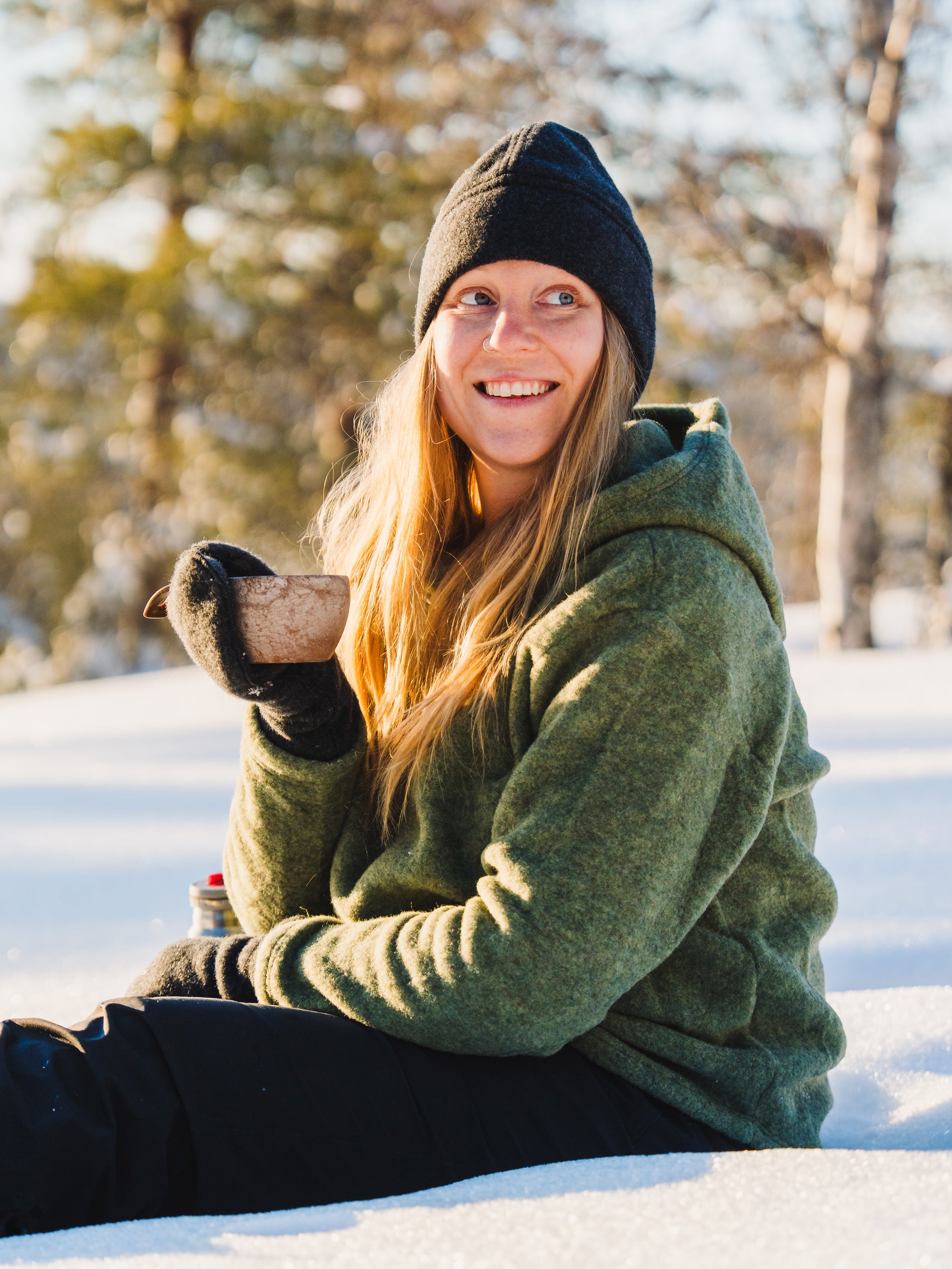 Sammal villafleecehuppari sekä antrasiitti pipo ja lapaset merinovillafleeceä